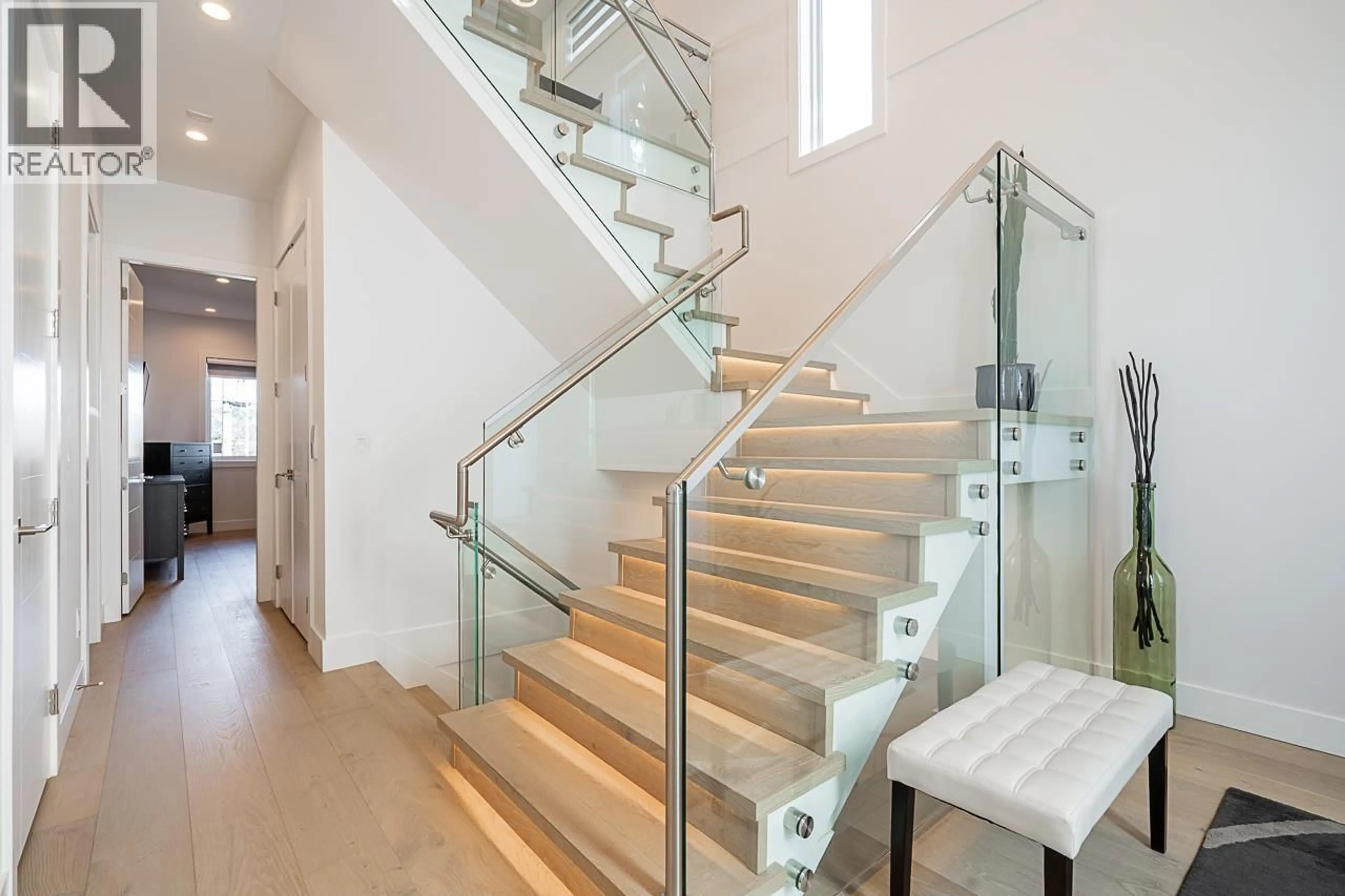 Stairs for 26 HOLDOM AVENUE, Burnaby British Columbia V5B3T7