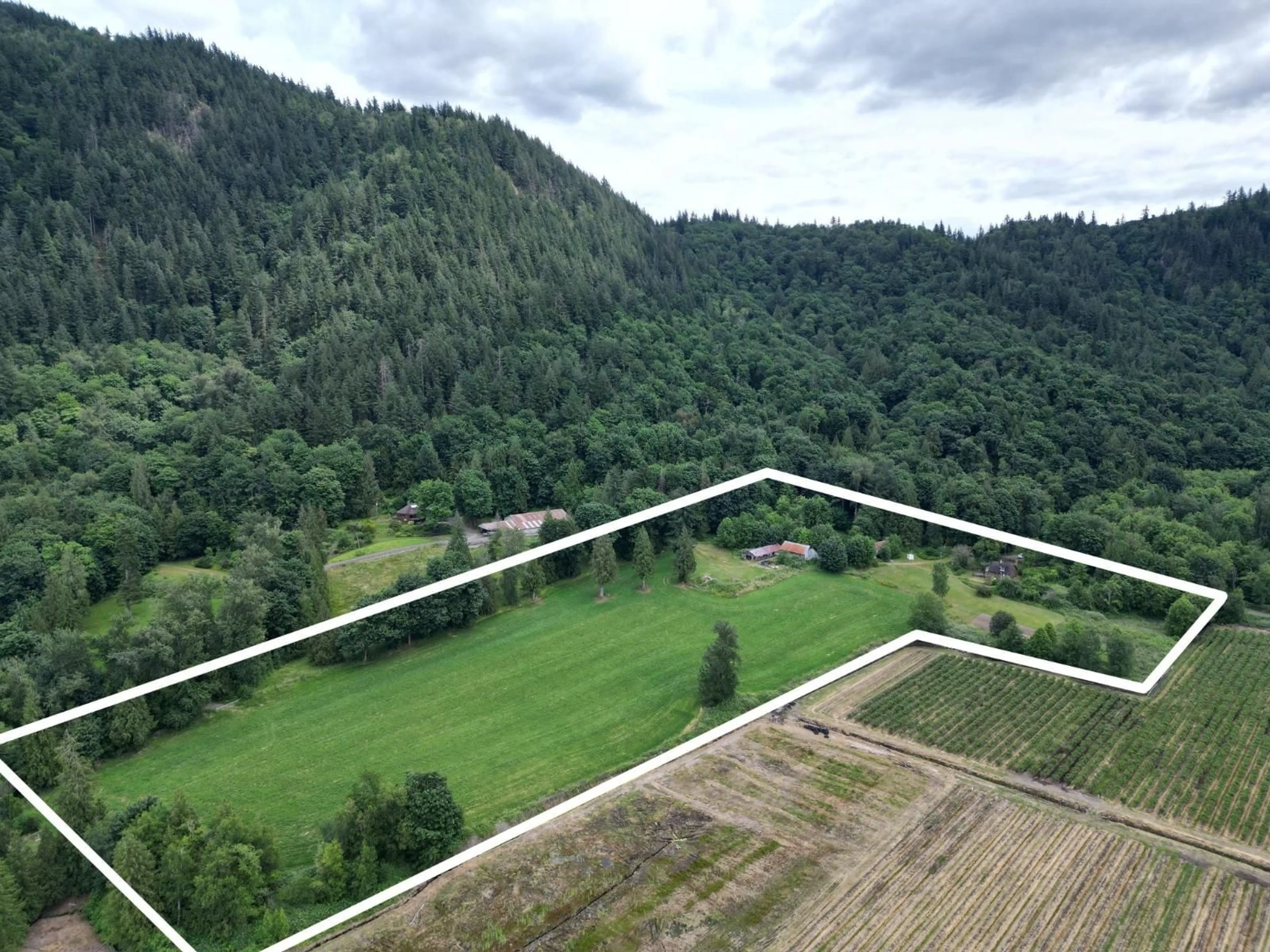 A pic from outside/outdoor area/front of a property/back of a property/a pic from drone, mountain view for 35925 FORE, Abbotsford British Columbia V3G1P7