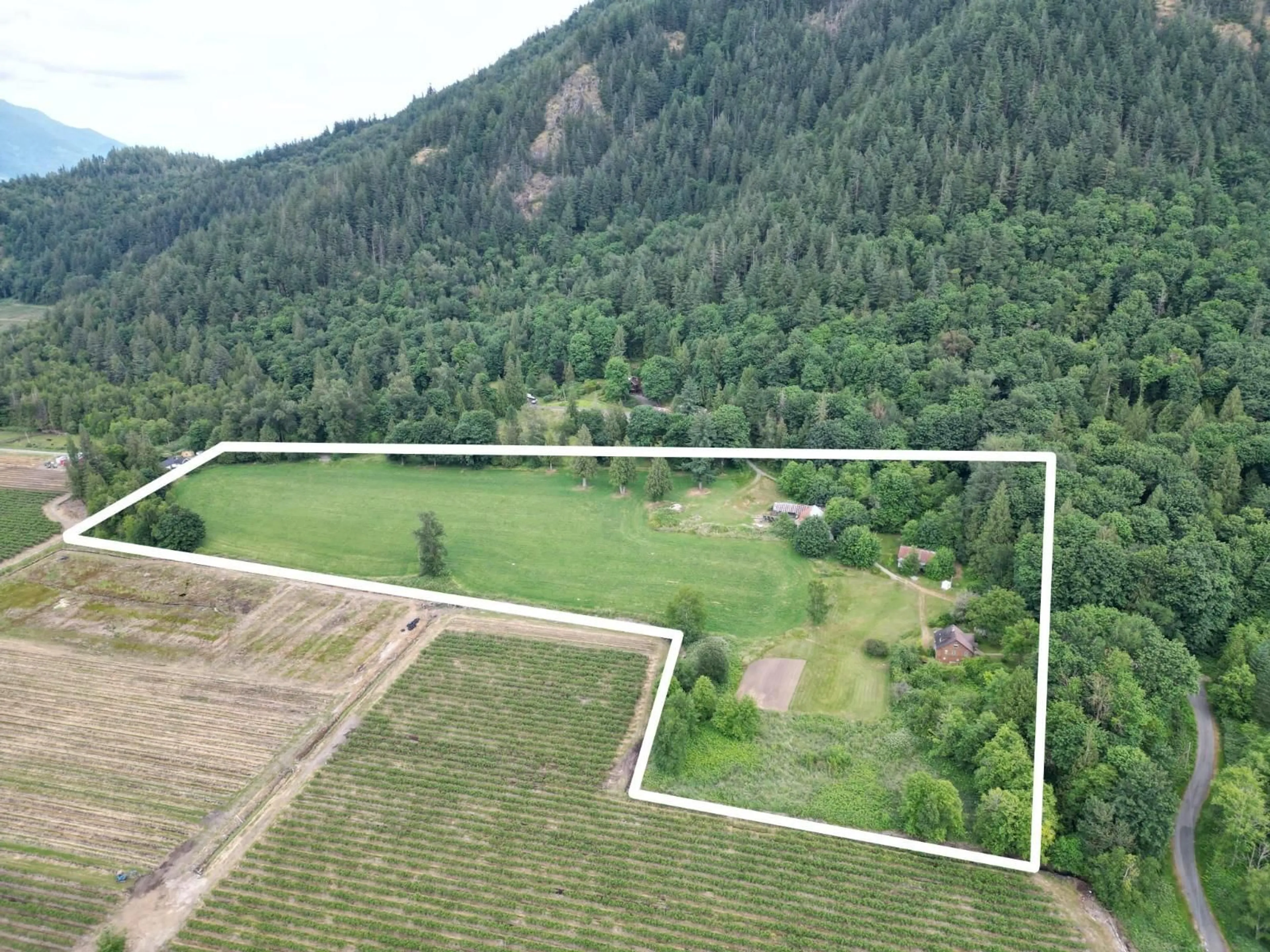 A pic from outside/outdoor area/front of a property/back of a property/a pic from drone, mountain view for 35925 FORE, Abbotsford British Columbia V3G1P7
