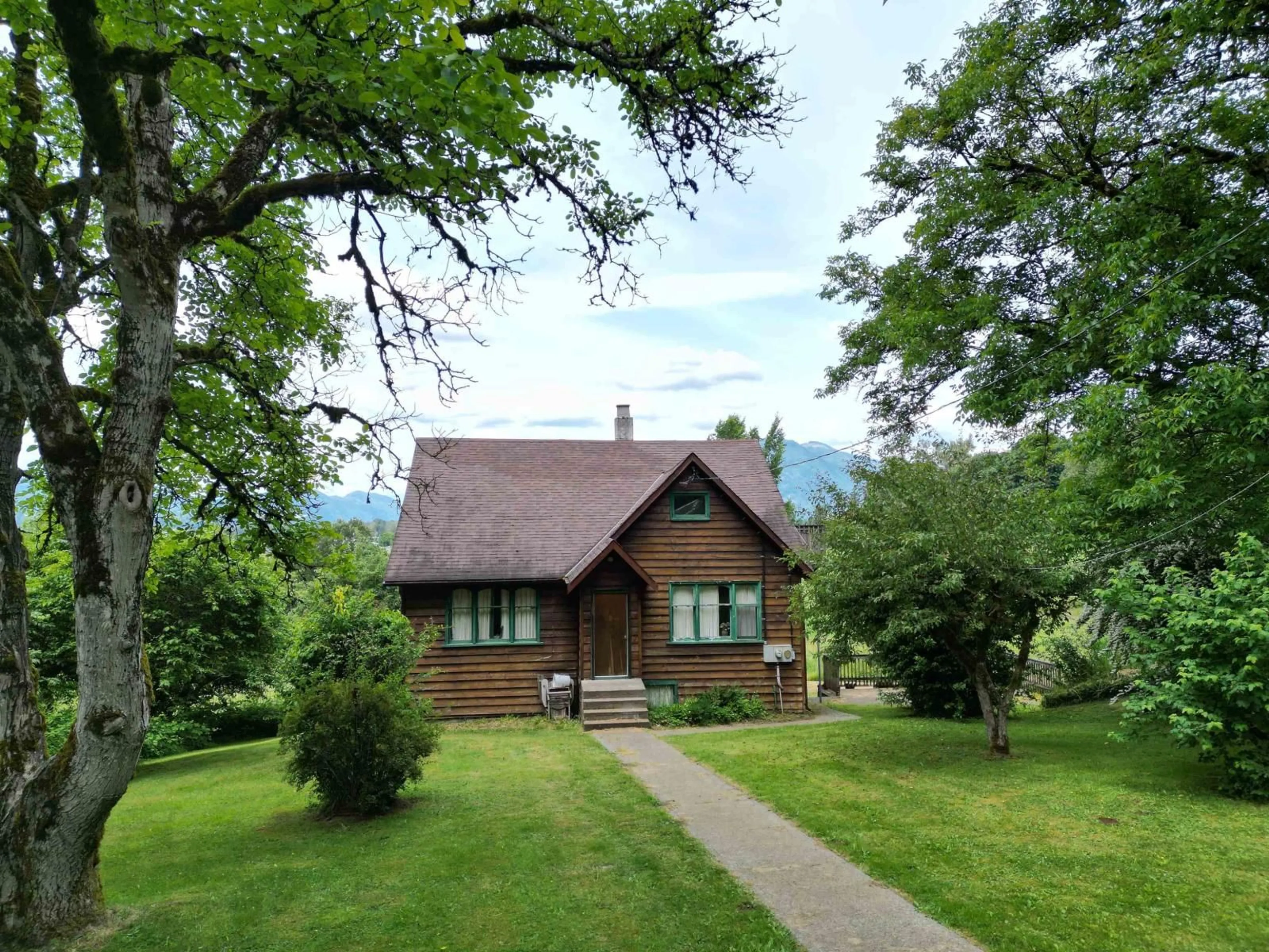 A pic from outside/outdoor area/front of a property/back of a property/a pic from drone, mountain view for 35925 FORE, Abbotsford British Columbia V3G1P7