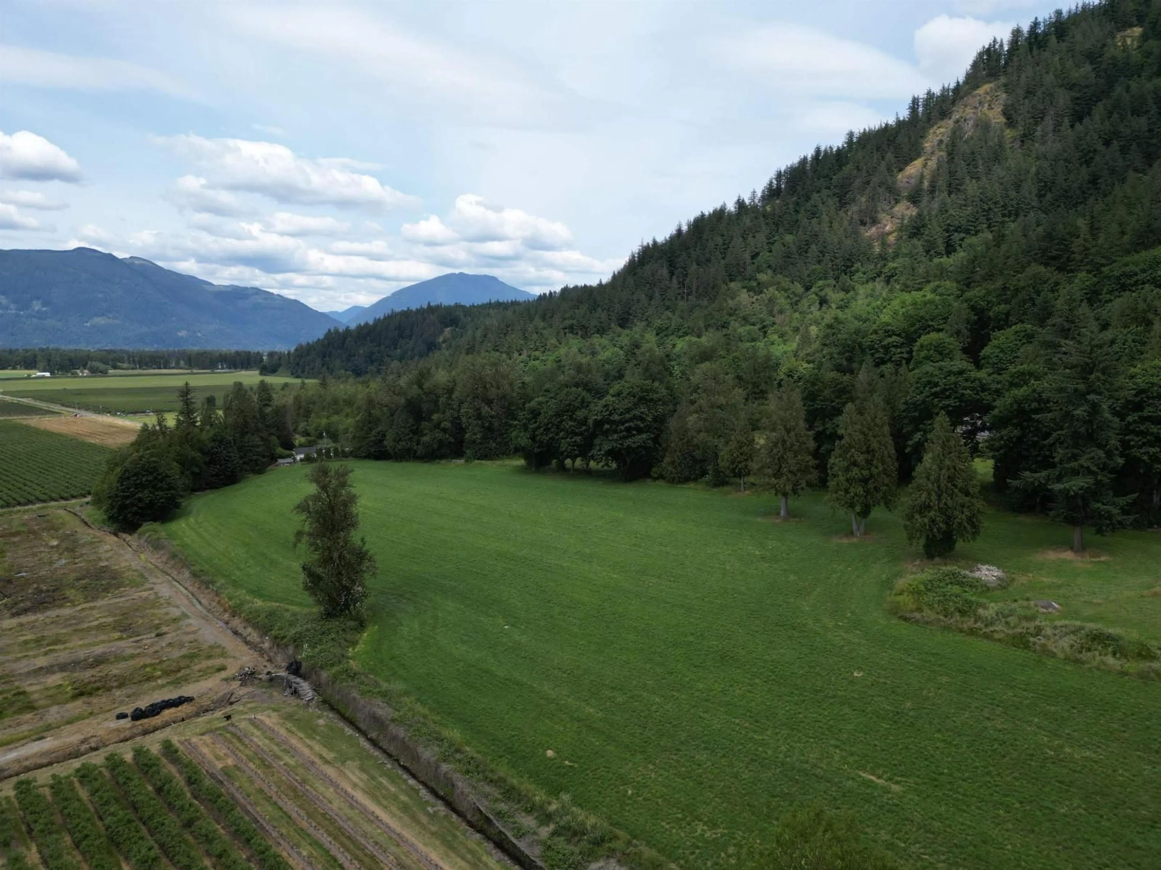 A pic from outside/outdoor area/front of a property/back of a property/a pic from drone, mountain view for 35925 FORE, Abbotsford British Columbia V3G1P7