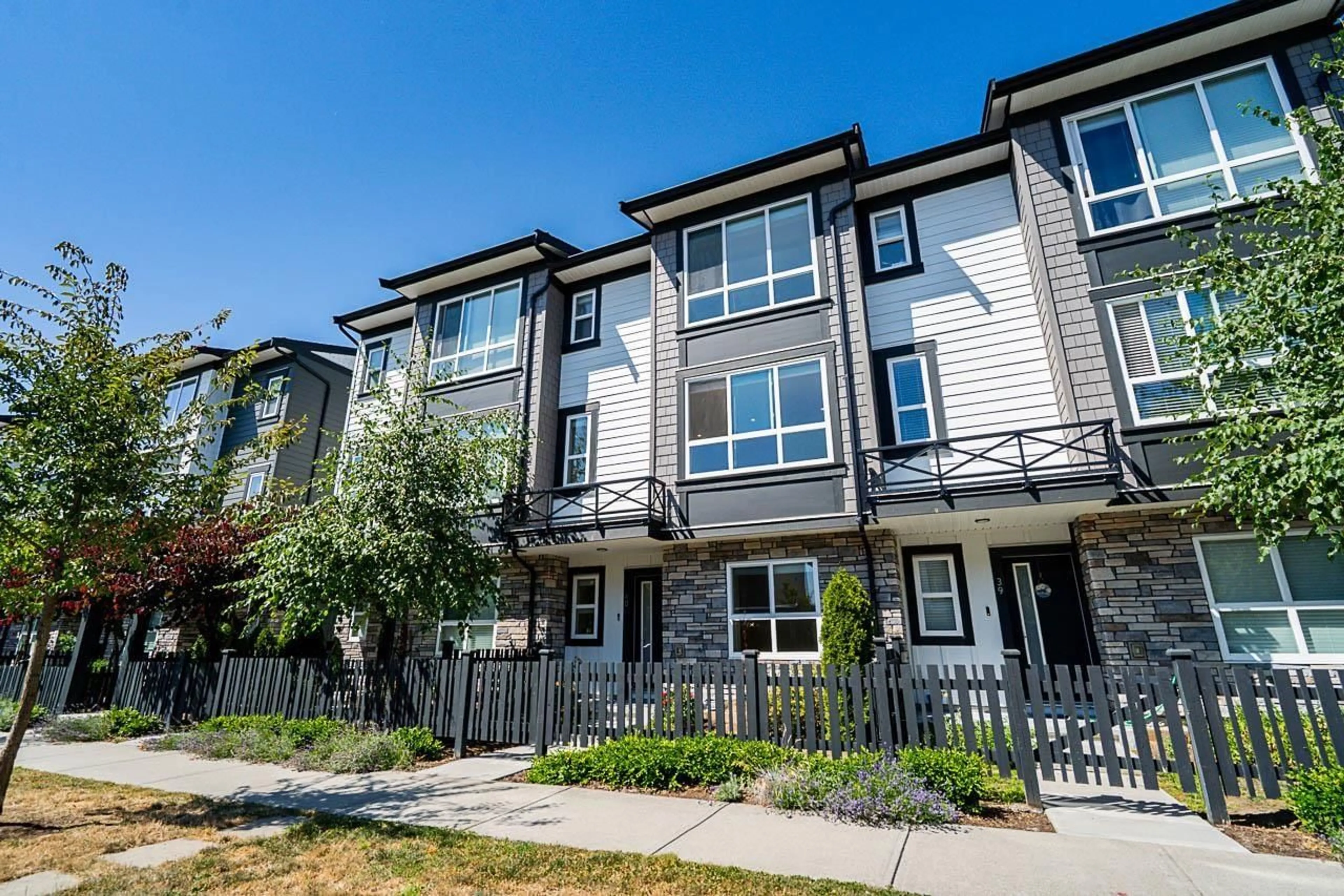 Home with vinyl exterior material, street for 40 - 19255 ALOHA, Surrey British Columbia V4N6T8