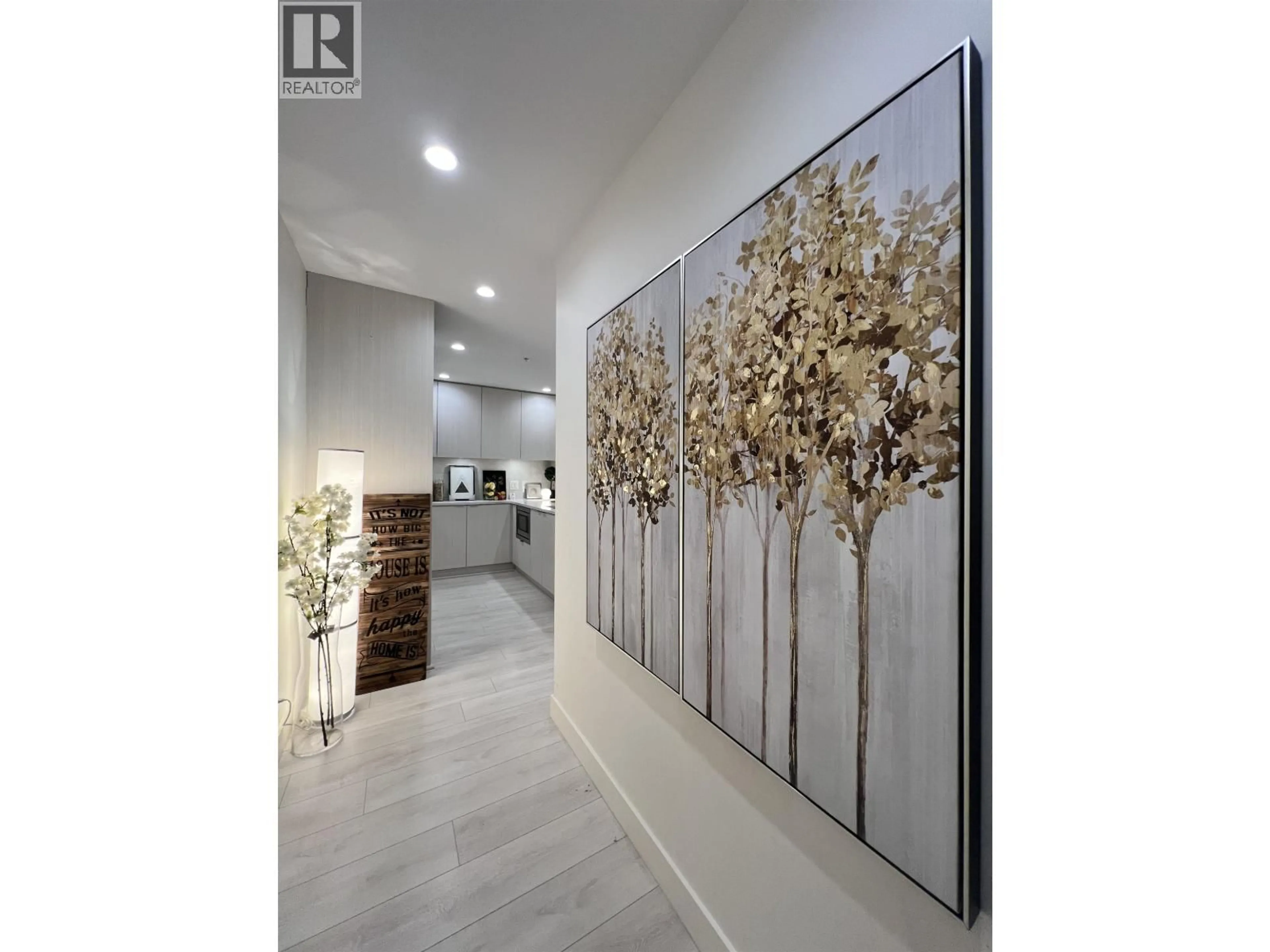 Indoor foyer for 601 - 5051 IMPERIAL STREET, Burnaby British Columbia V5J0J3