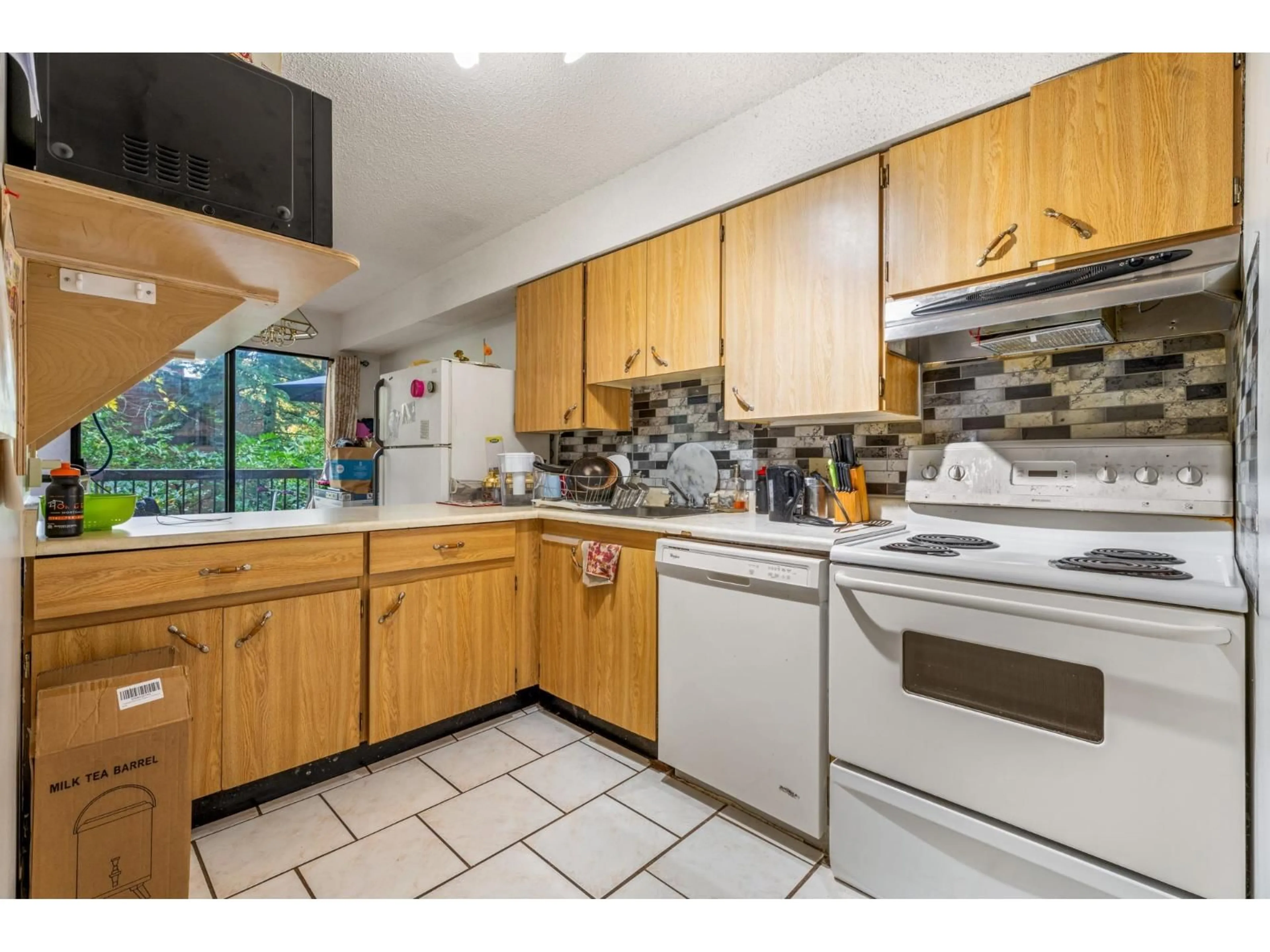 Standard kitchen, unknown for 208 - 7144 133B, Surrey British Columbia V3W8A4