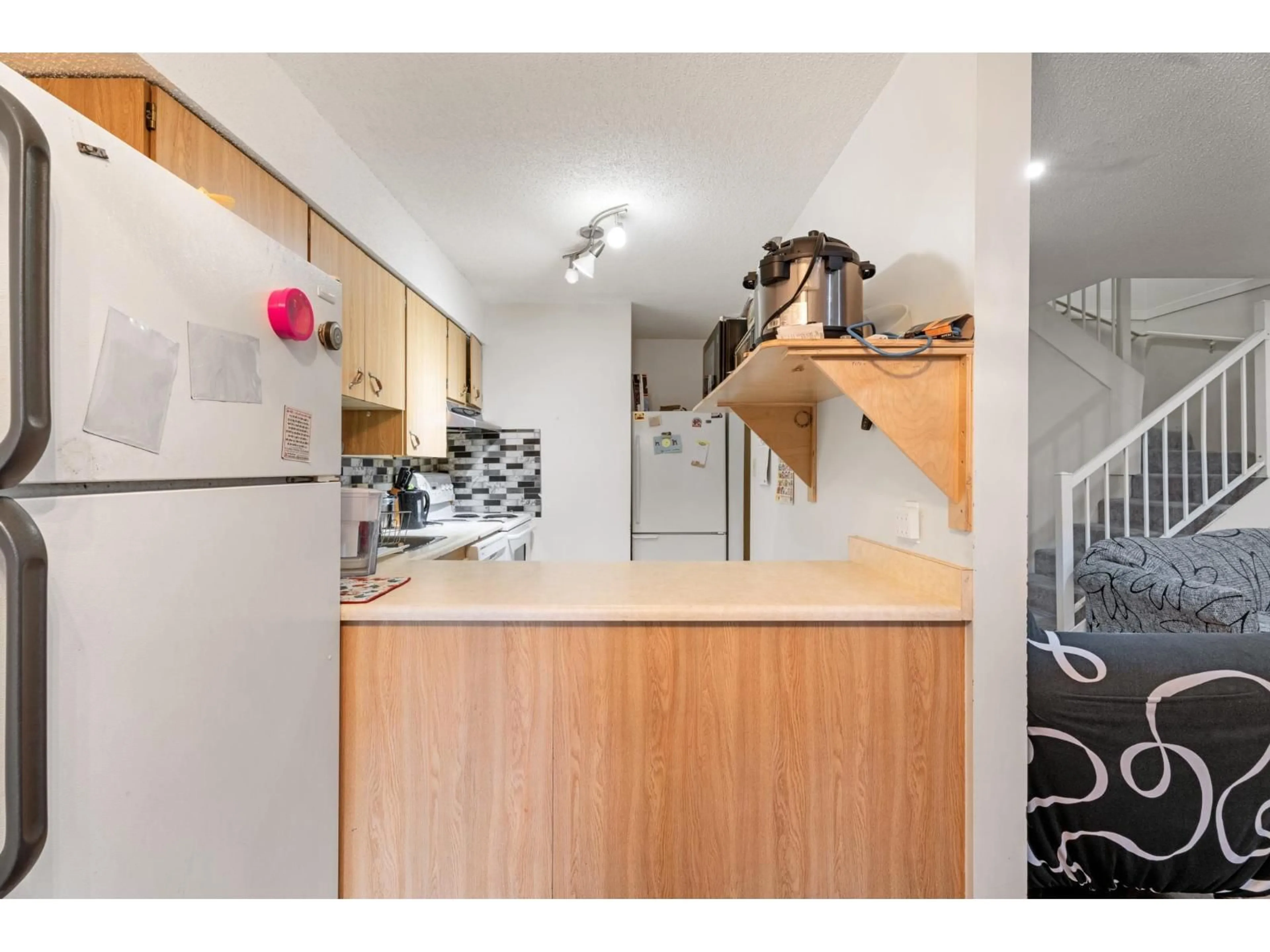 Standard kitchen, wood/laminate floor for 208 - 7144 133B, Surrey British Columbia V3W8A4