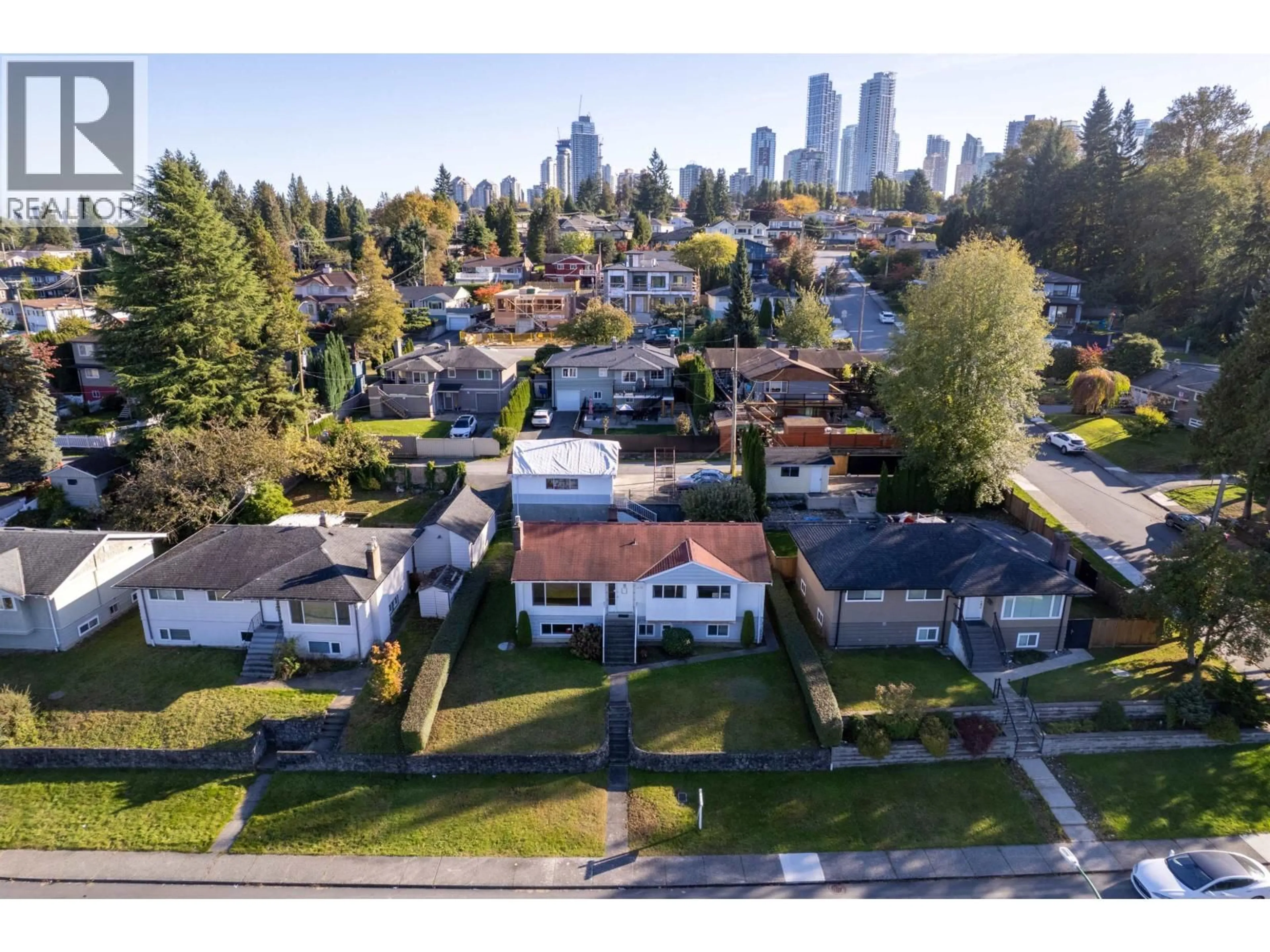 A pic from outside/outdoor area/front of a property/back of a property/a pic from drone, street for 4370 BRIARWOOD CRESCENT, Burnaby British Columbia V5G2M6