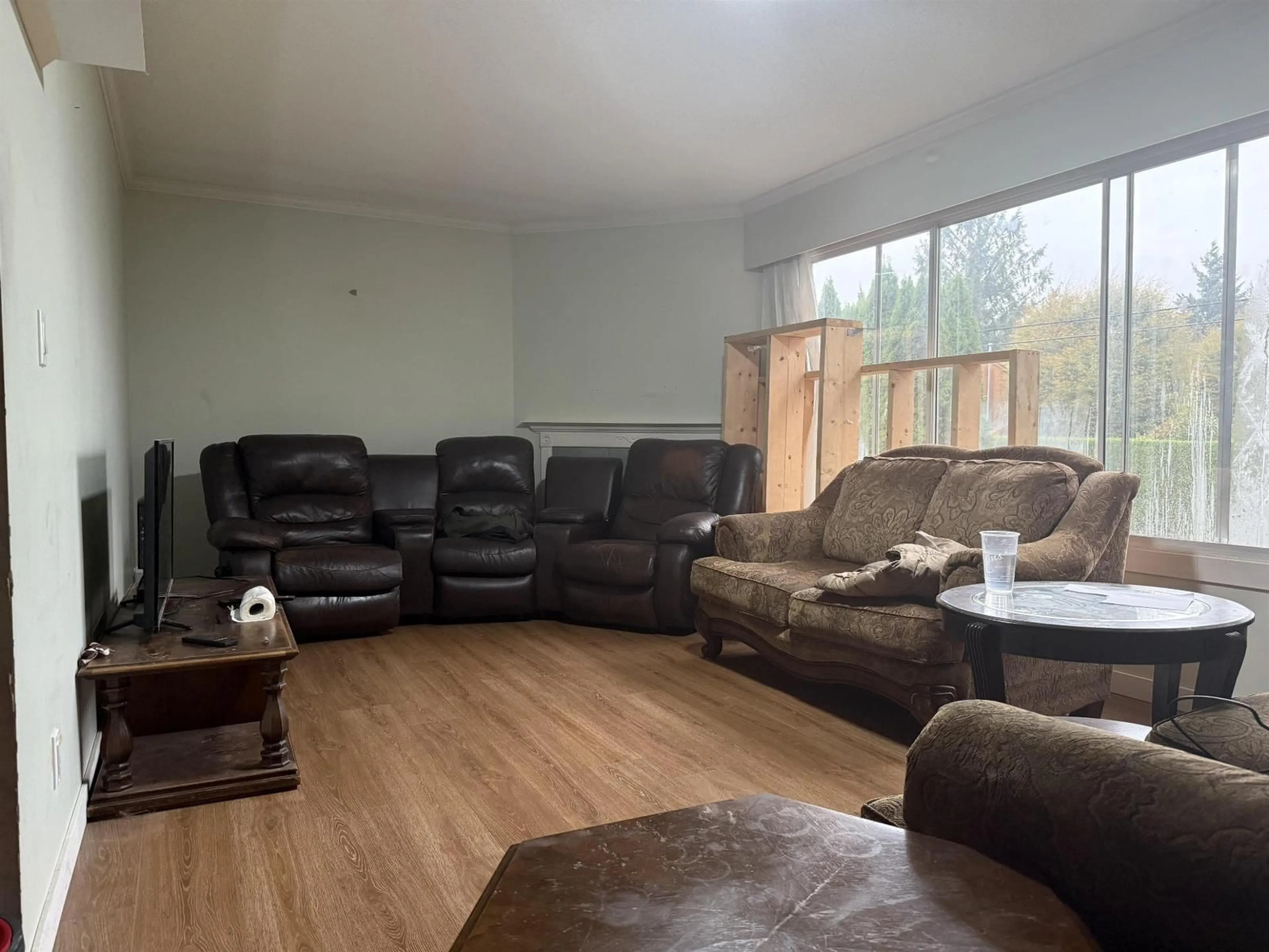 Living room with furniture, wood/laminate floor for 46630 EMERALD DRIVE, Chilliwack British Columbia V2P3V3