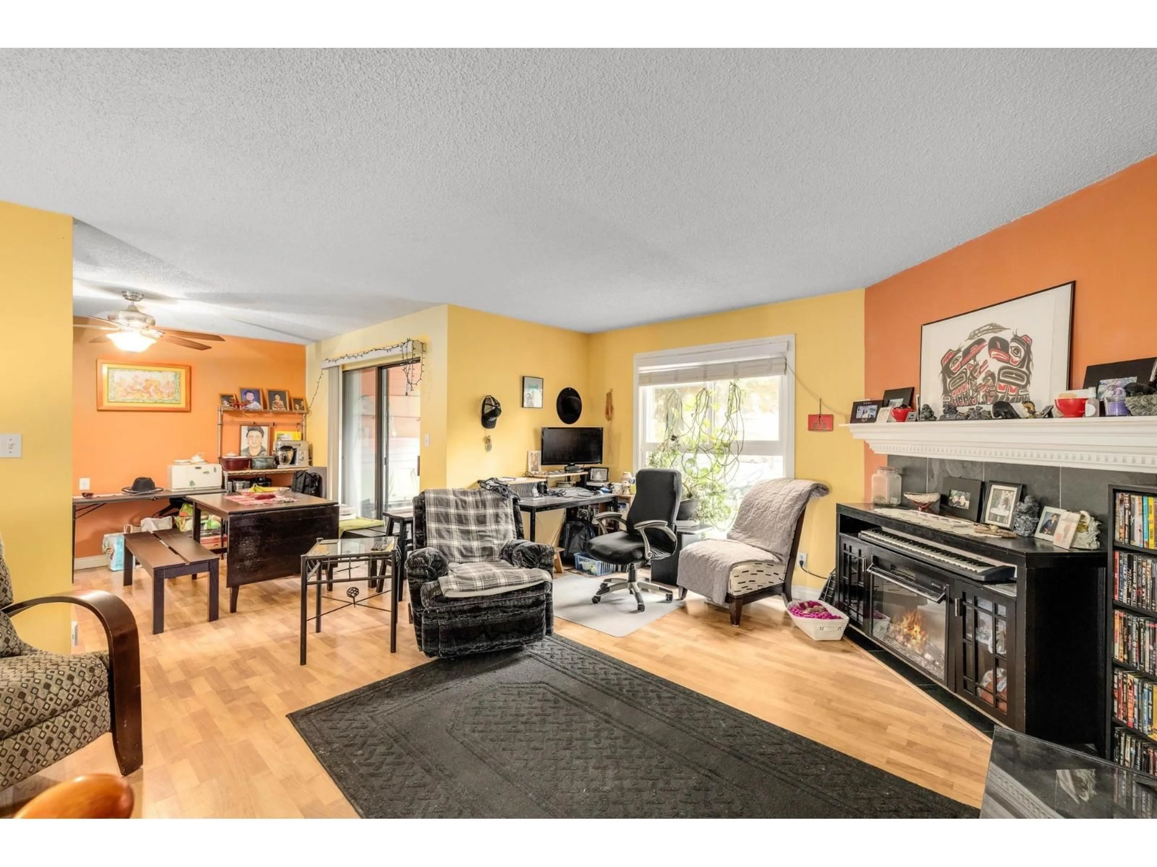 Living room with furniture, wood/laminate floor for 14810 HOLLY PARK, Surrey British Columbia V3R6Y2