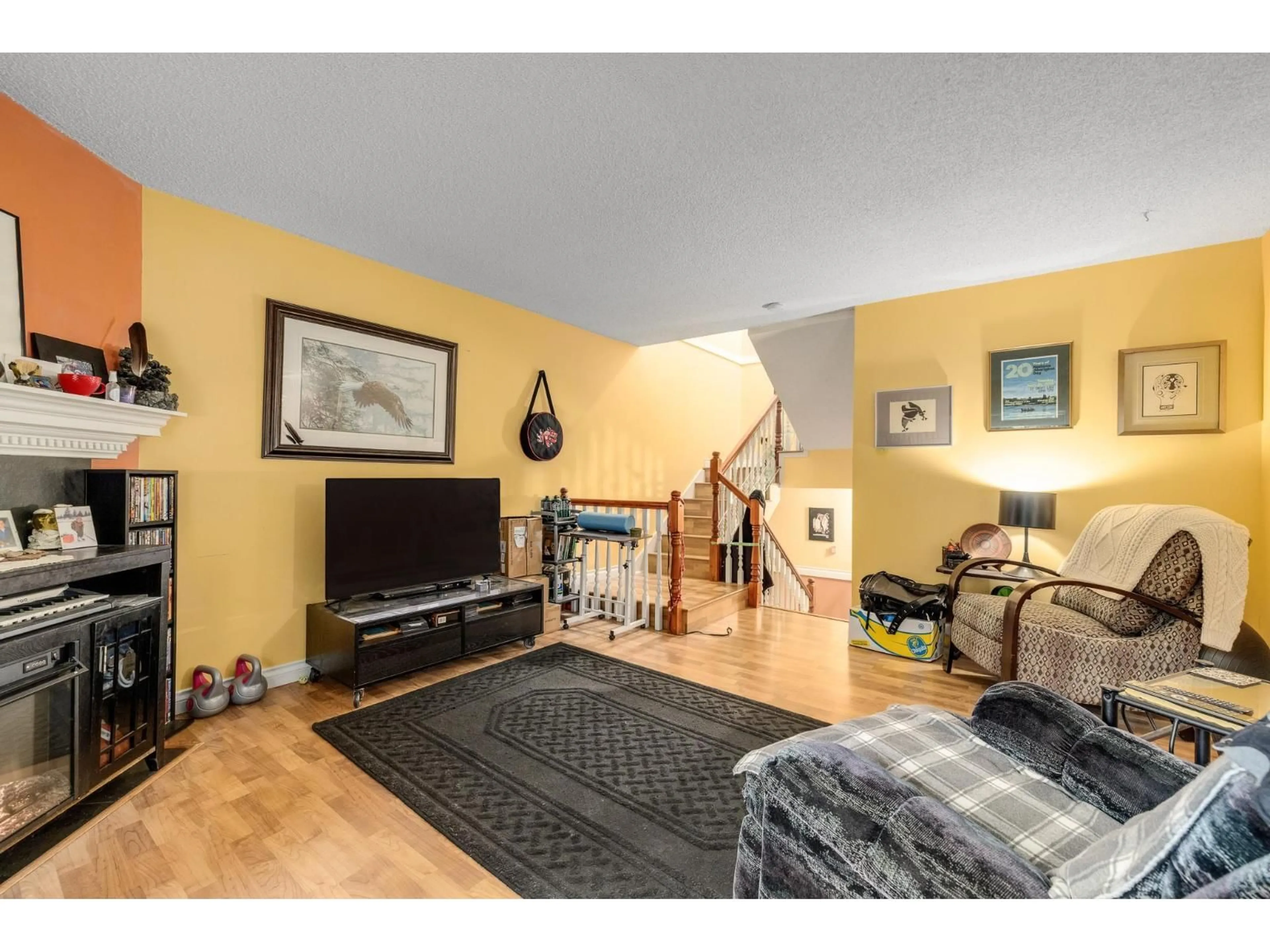 Living room with furniture, unknown for 14810 HOLLY PARK, Surrey British Columbia V3R6Y2