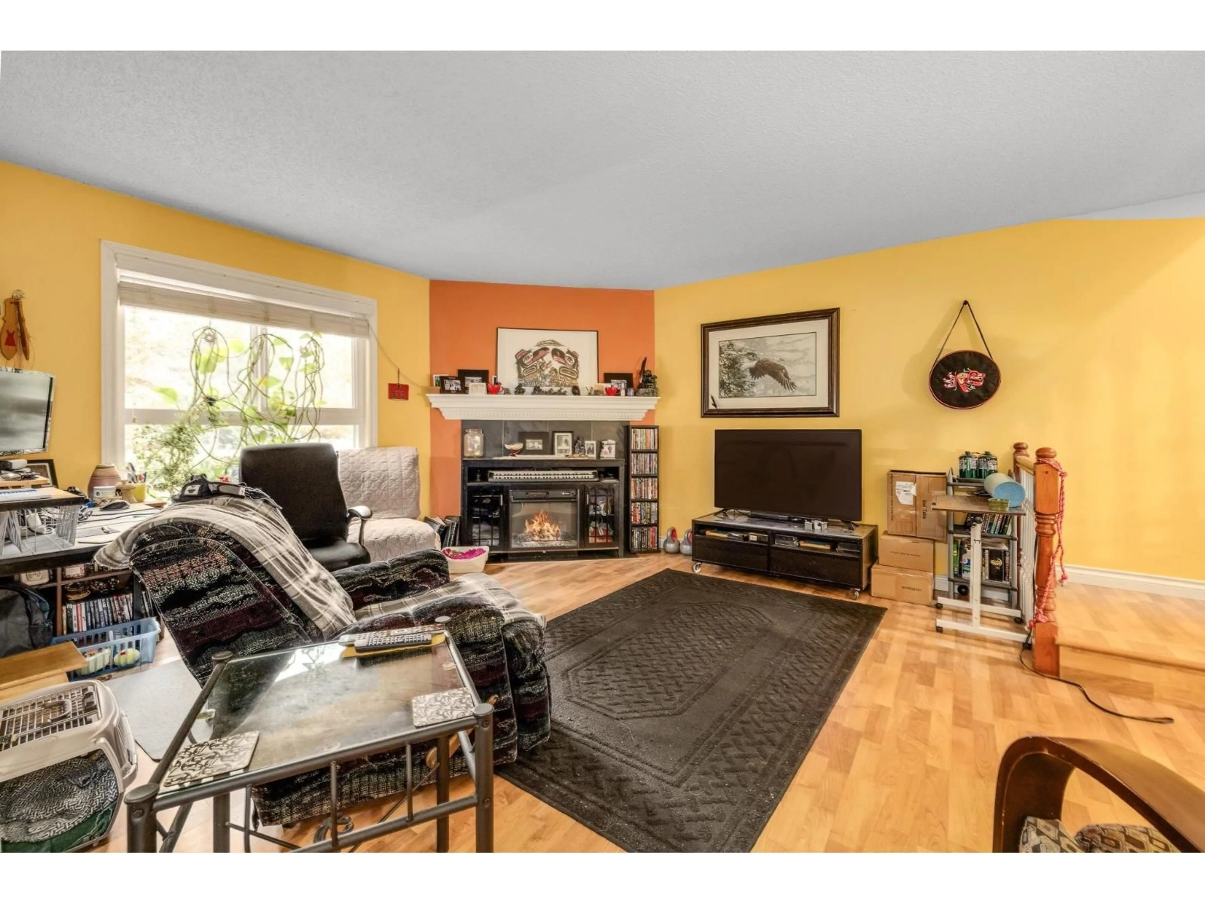 Living room with furniture, wood/laminate floor for 14810 HOLLY PARK, Surrey British Columbia V3R6Y2