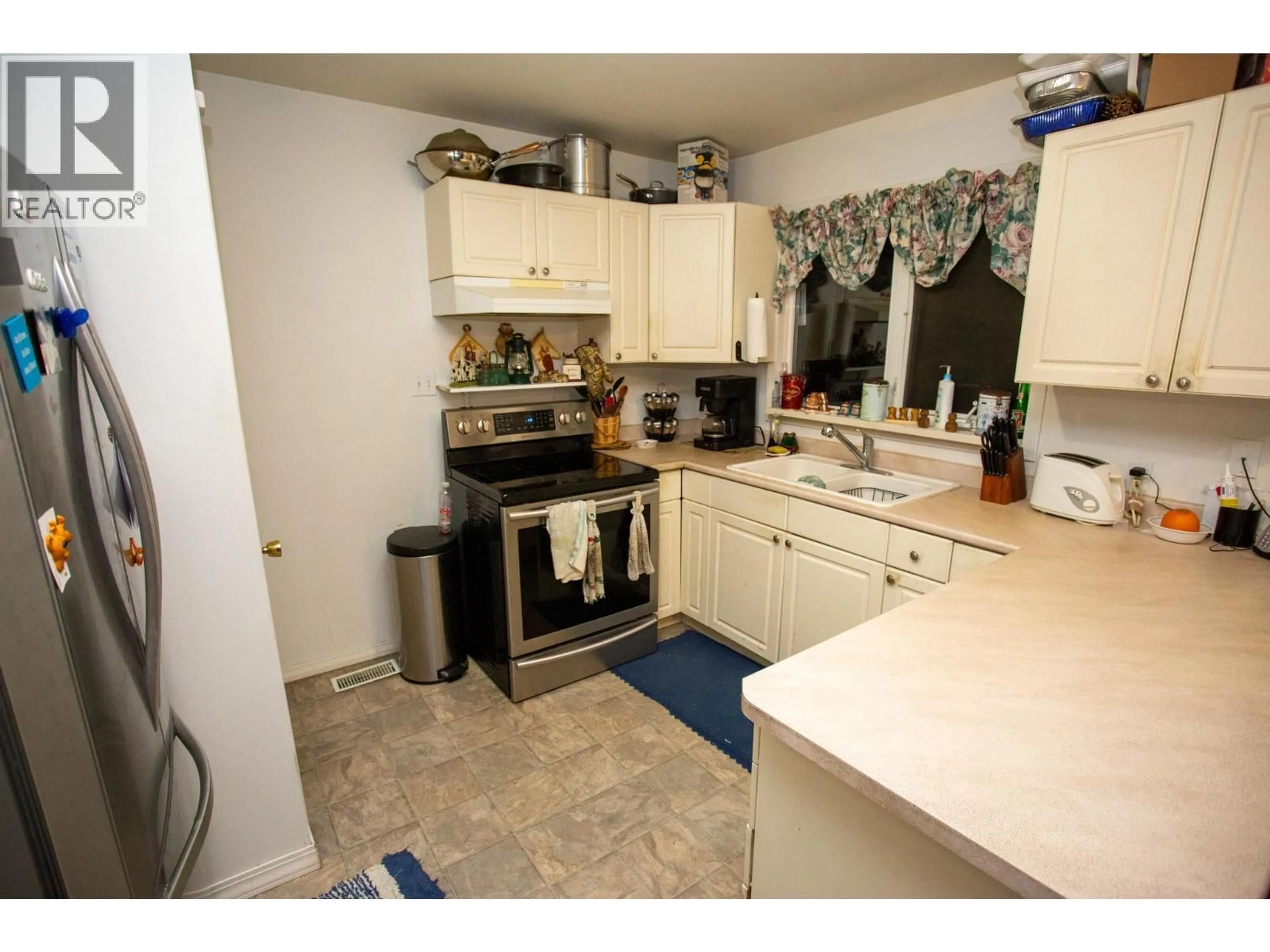 Standard kitchen, unknown for 389 LYON STREET, Prince George British Columbia V2M3K9