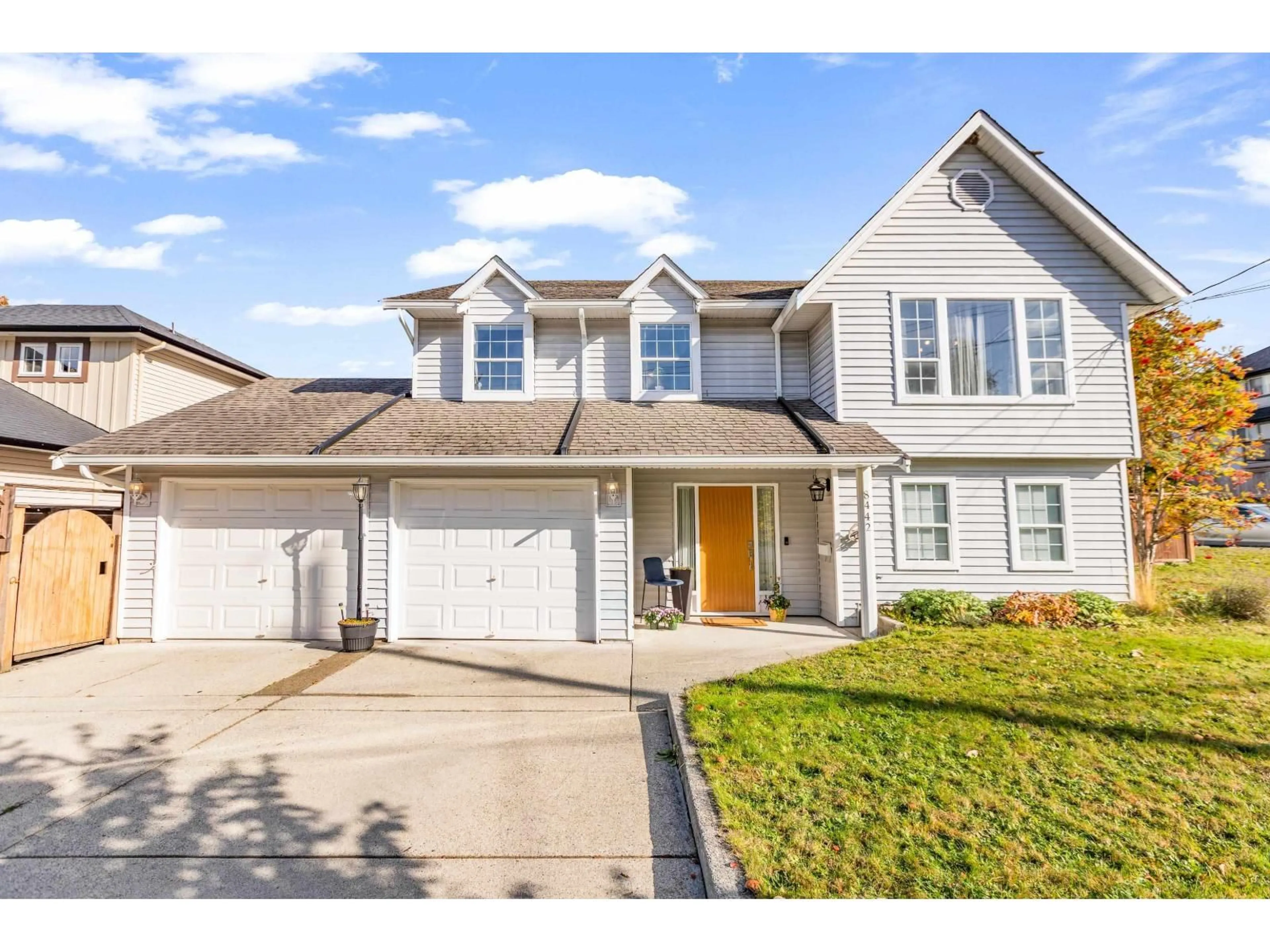 Home with vinyl exterior material, street for 8442 HARMS, Mission British Columbia V2V6G2