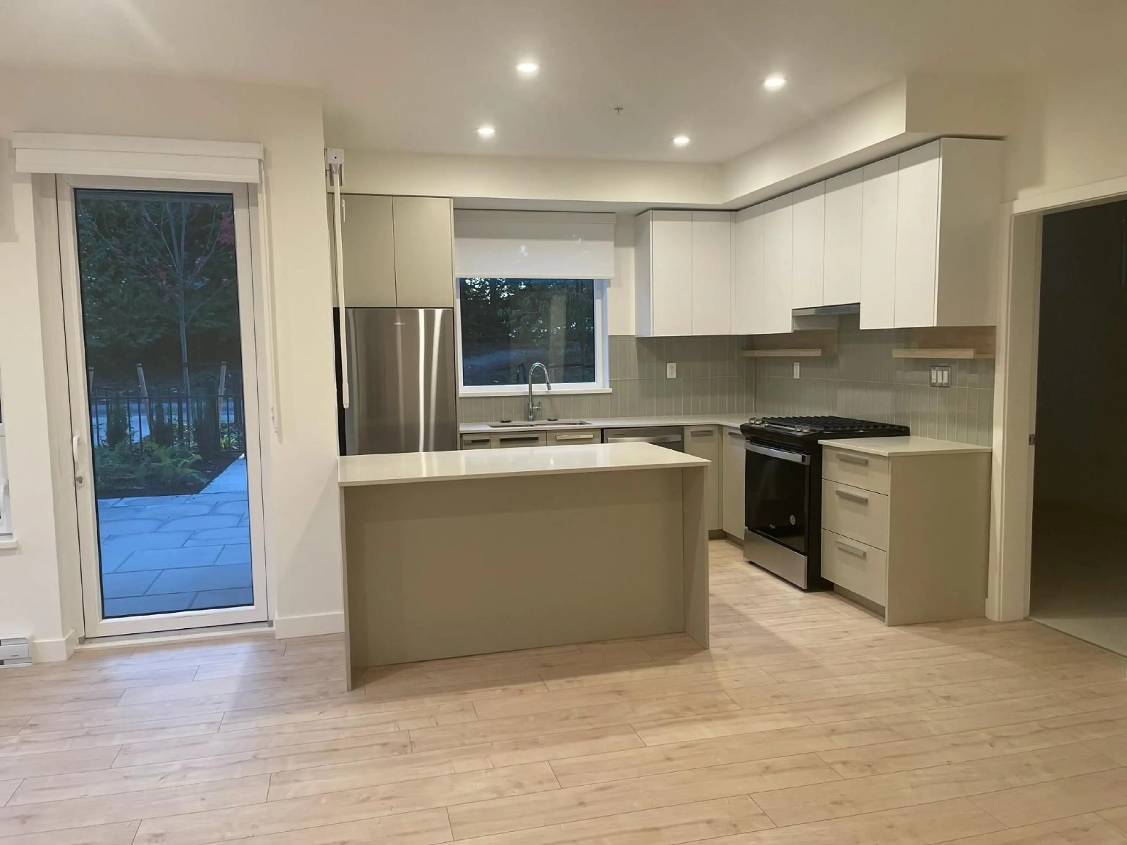 Open concept kitchen, unknown for 103 - 13788 76, Surrey British Columbia V3W3V9