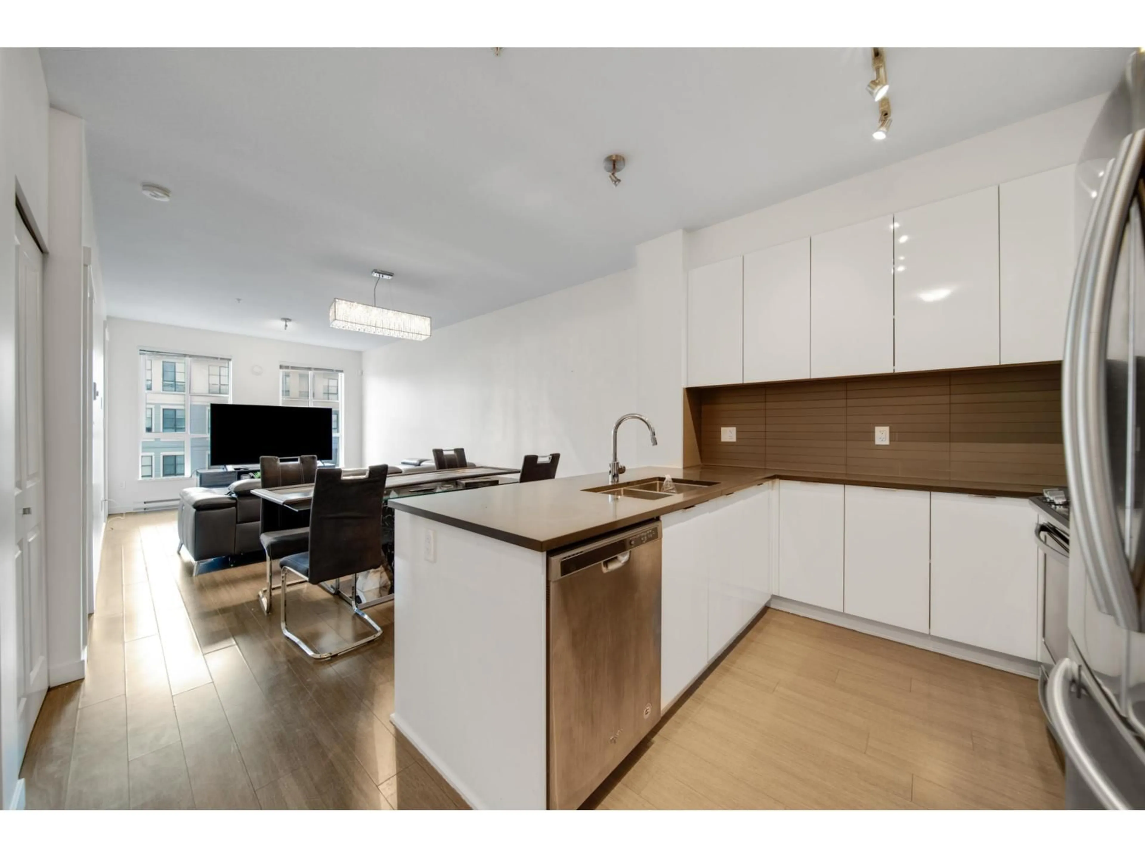 Open concept kitchen, wood/laminate floor for 320 - 15137 33, Surrey British Columbia V3Z0Y1