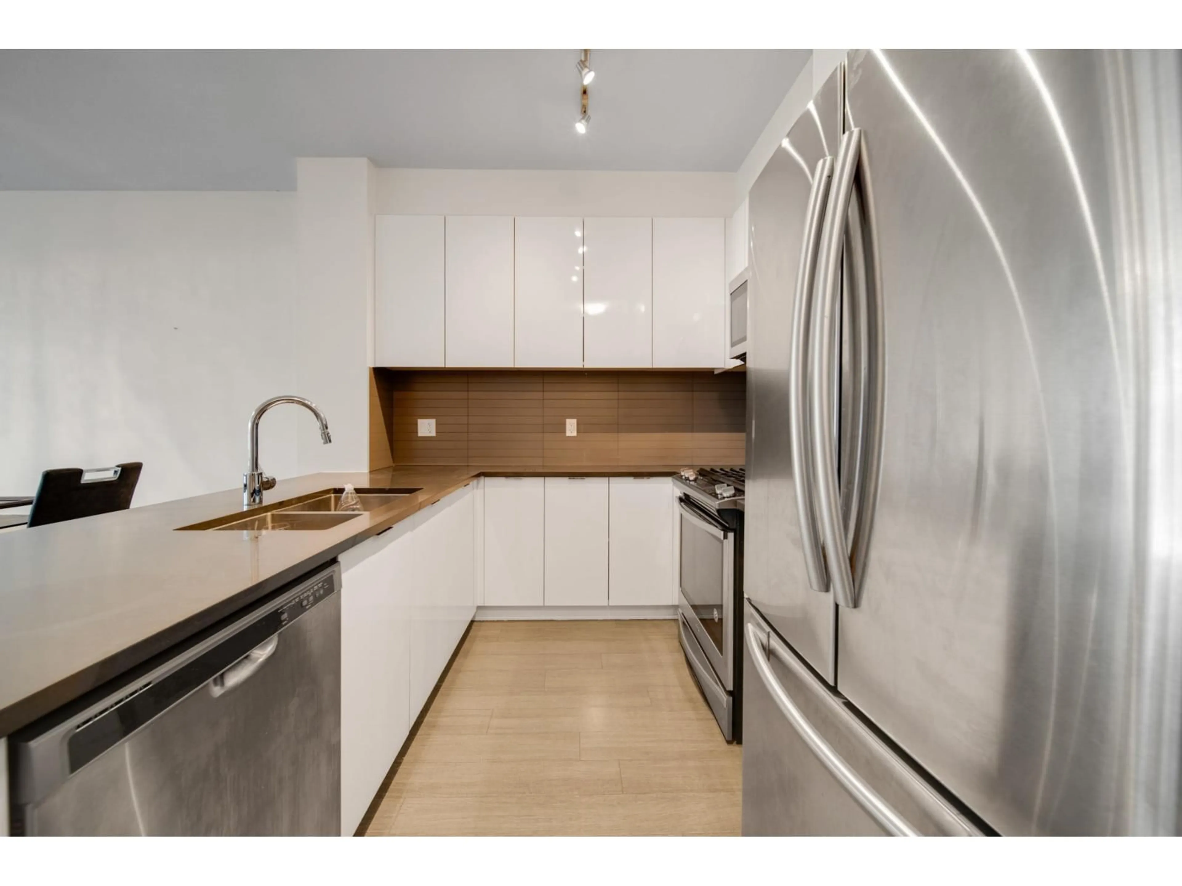 Standard kitchen, unknown for 320 - 15137 33, Surrey British Columbia V3Z0Y1