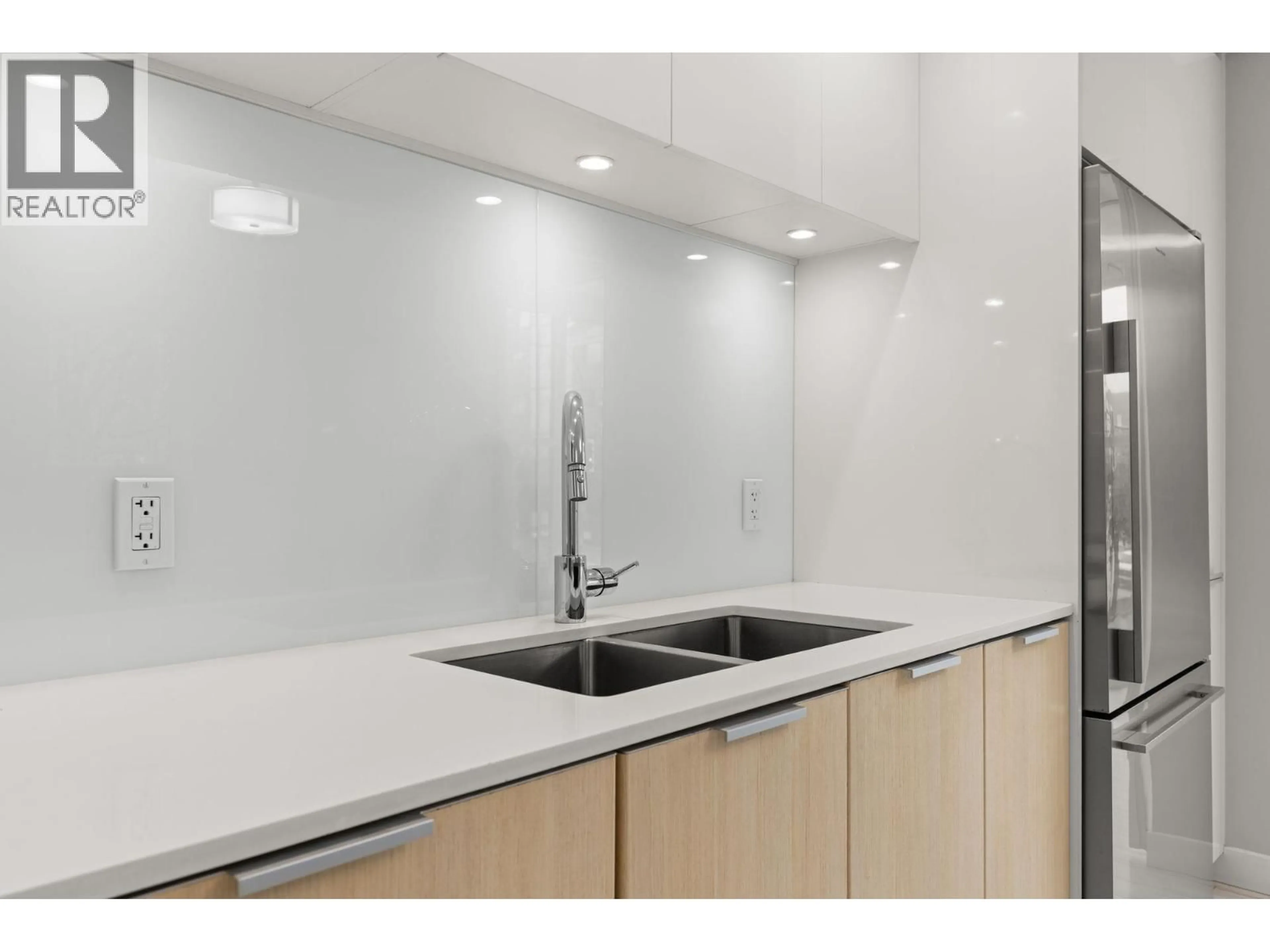 Standard kitchen, unknown for 207 - 111 3RD STREET, North Vancouver British Columbia V7L0C6