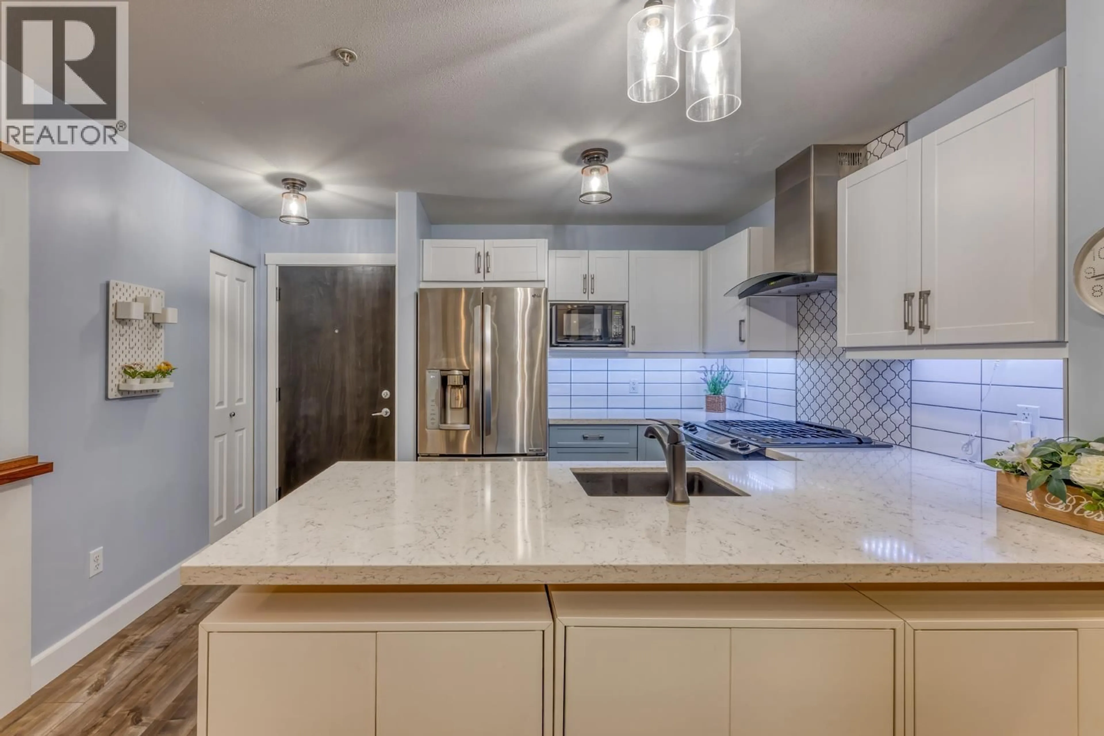 Open concept kitchen, ceramic/tile floor for 202 - 3156 DAYANEE SPRINGS BOULEVARD, Coquitlam British Columbia V3E0B7