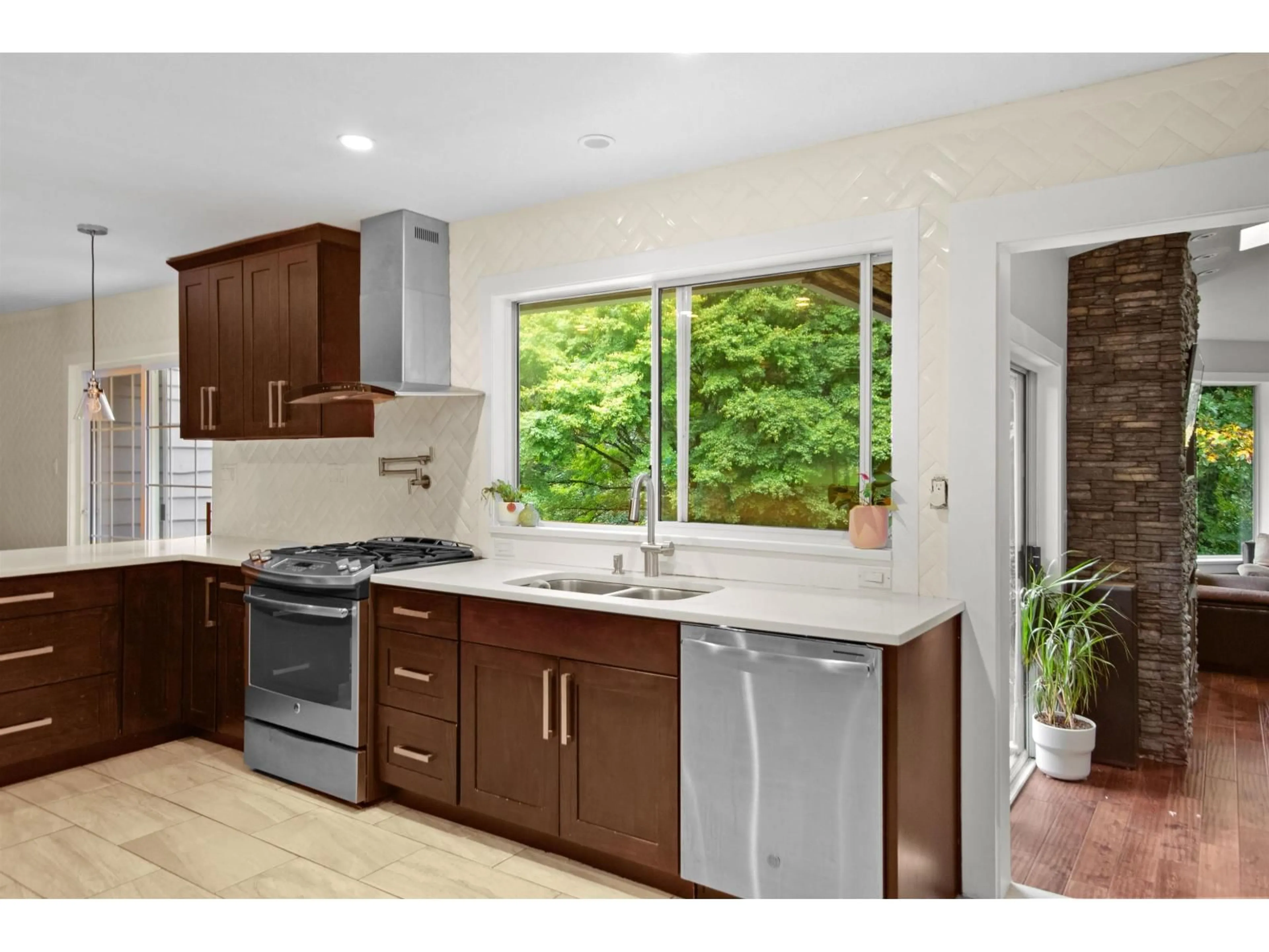 Open concept kitchen, ceramic/tile floor for 28280 MYRTLE, Abbotsford British Columbia V4X2P4