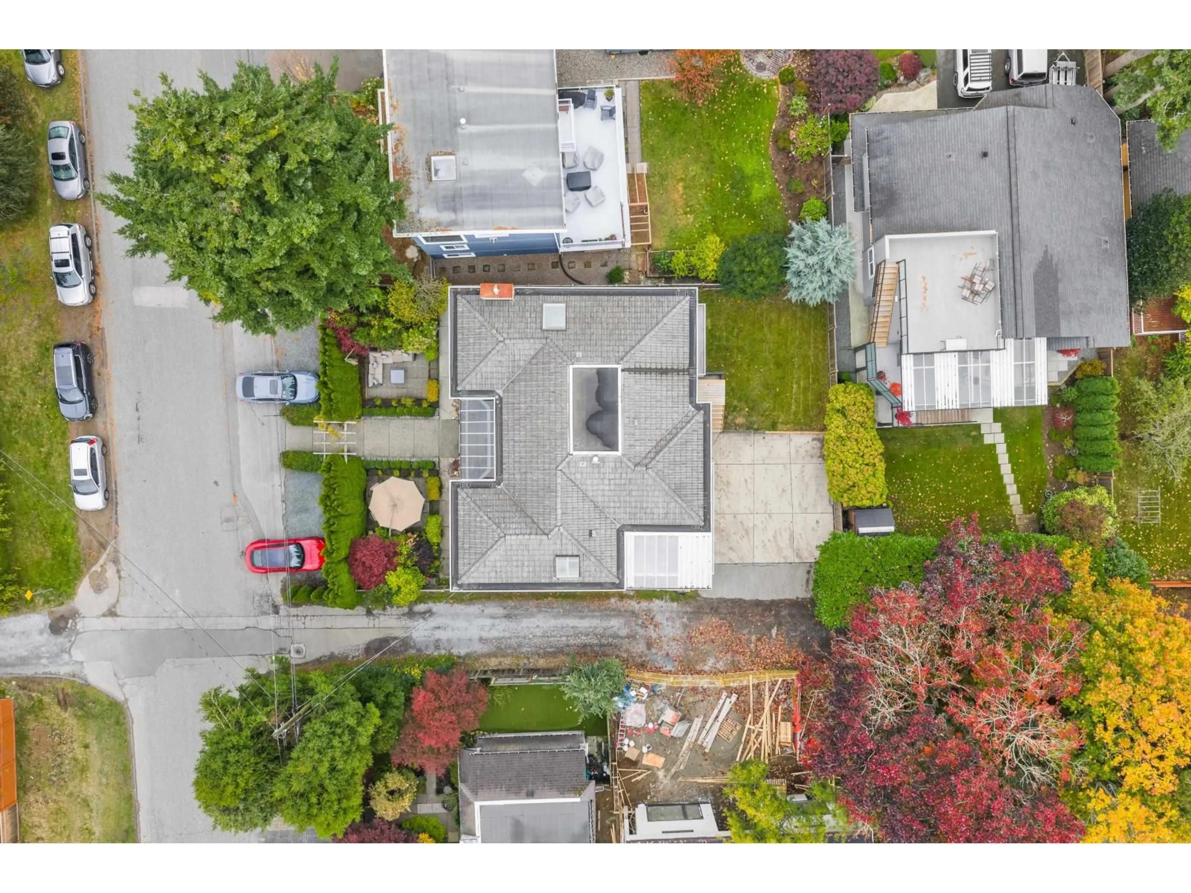 A pic from outside/outdoor area/front of a property/back of a property/a pic from drone, street for 1170 DOLPHIN, White Rock British Columbia V4B4G8