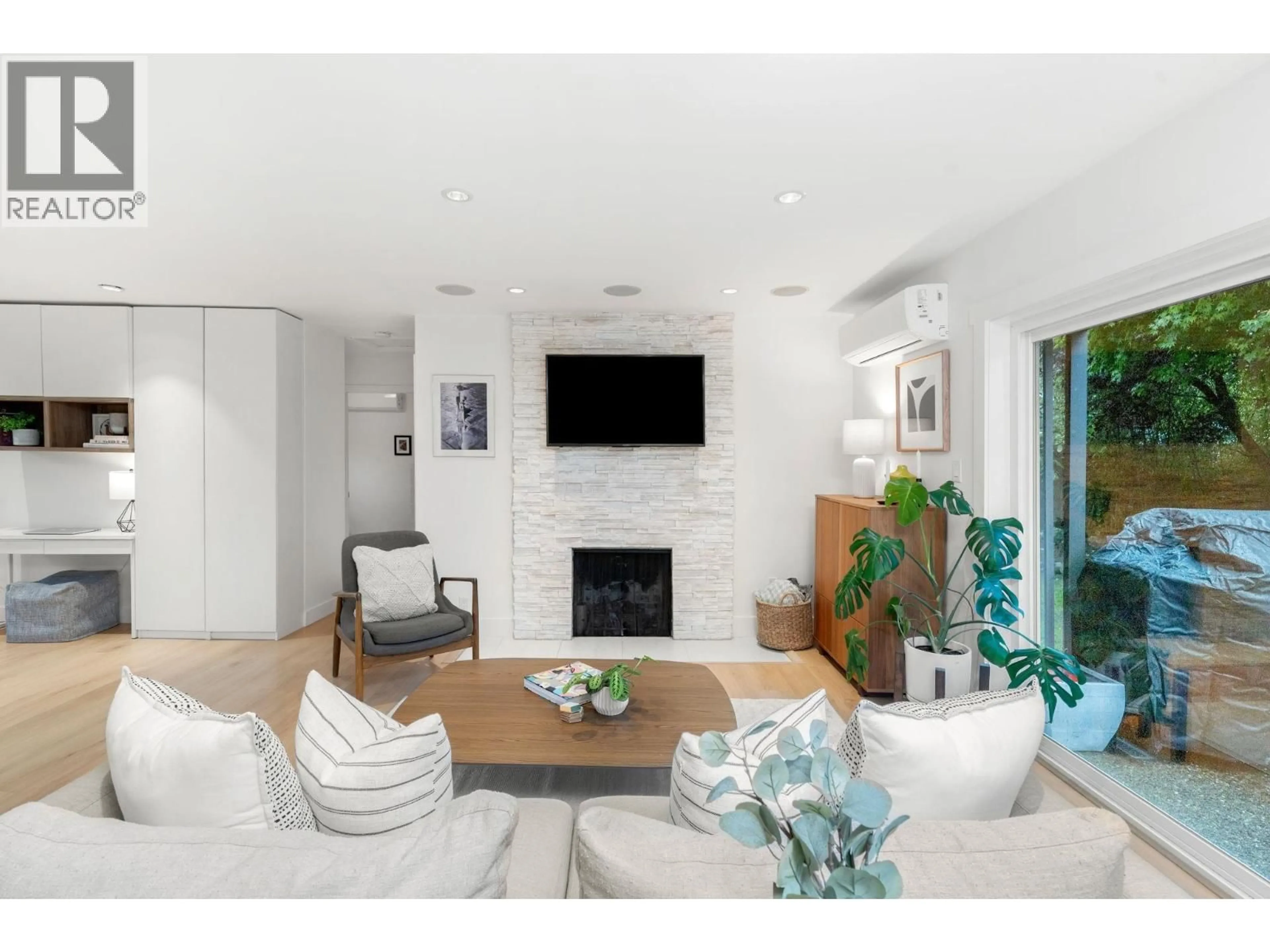 Living room with furniture, unknown for 1155 TATLOW AVENUE, North Vancouver British Columbia V7P2Z4