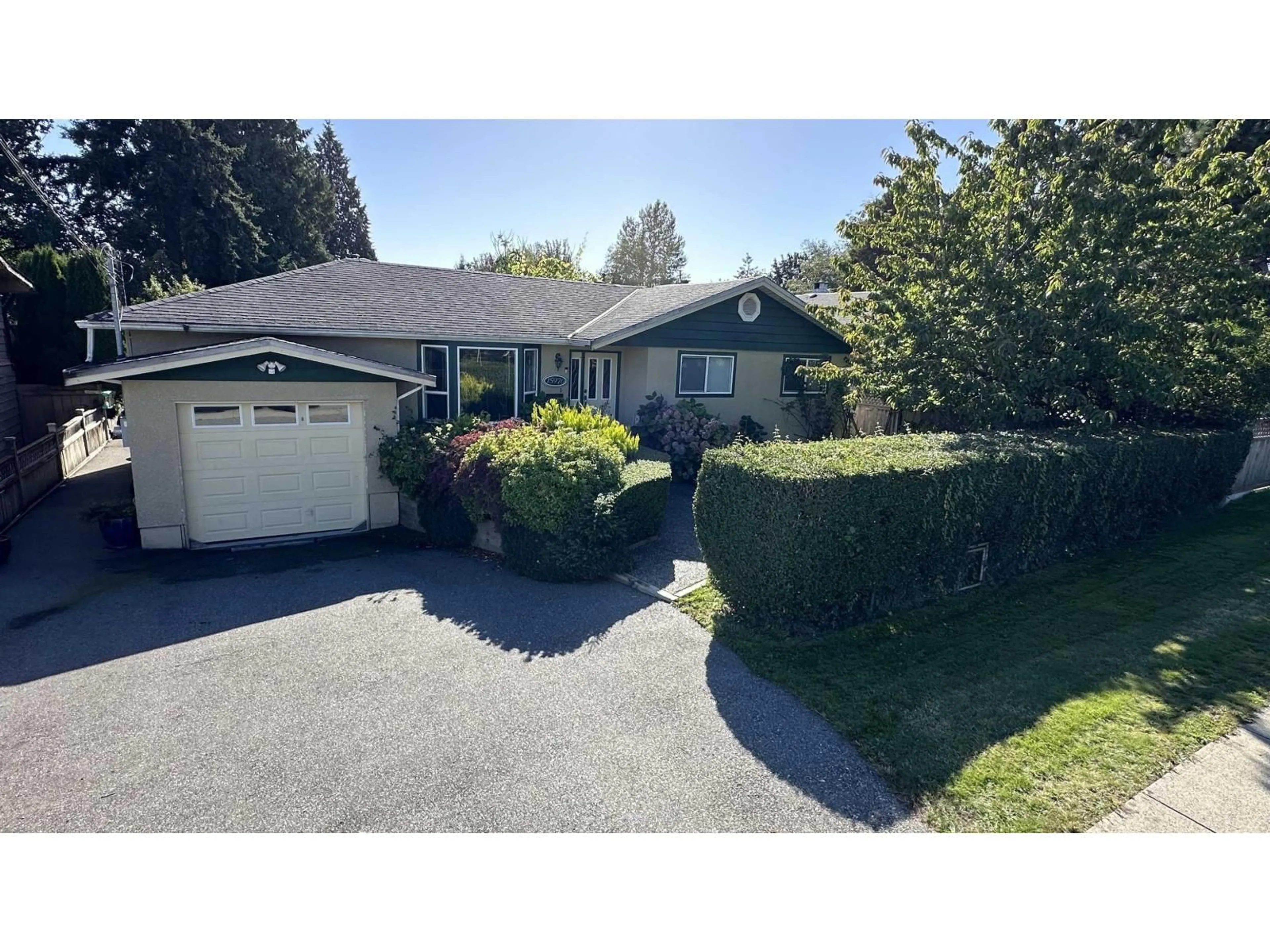 A pic from outside/outdoor area/front of a property/back of a property/a pic from drone, street for 15970 THRIFT, White Rock British Columbia V4B2N1