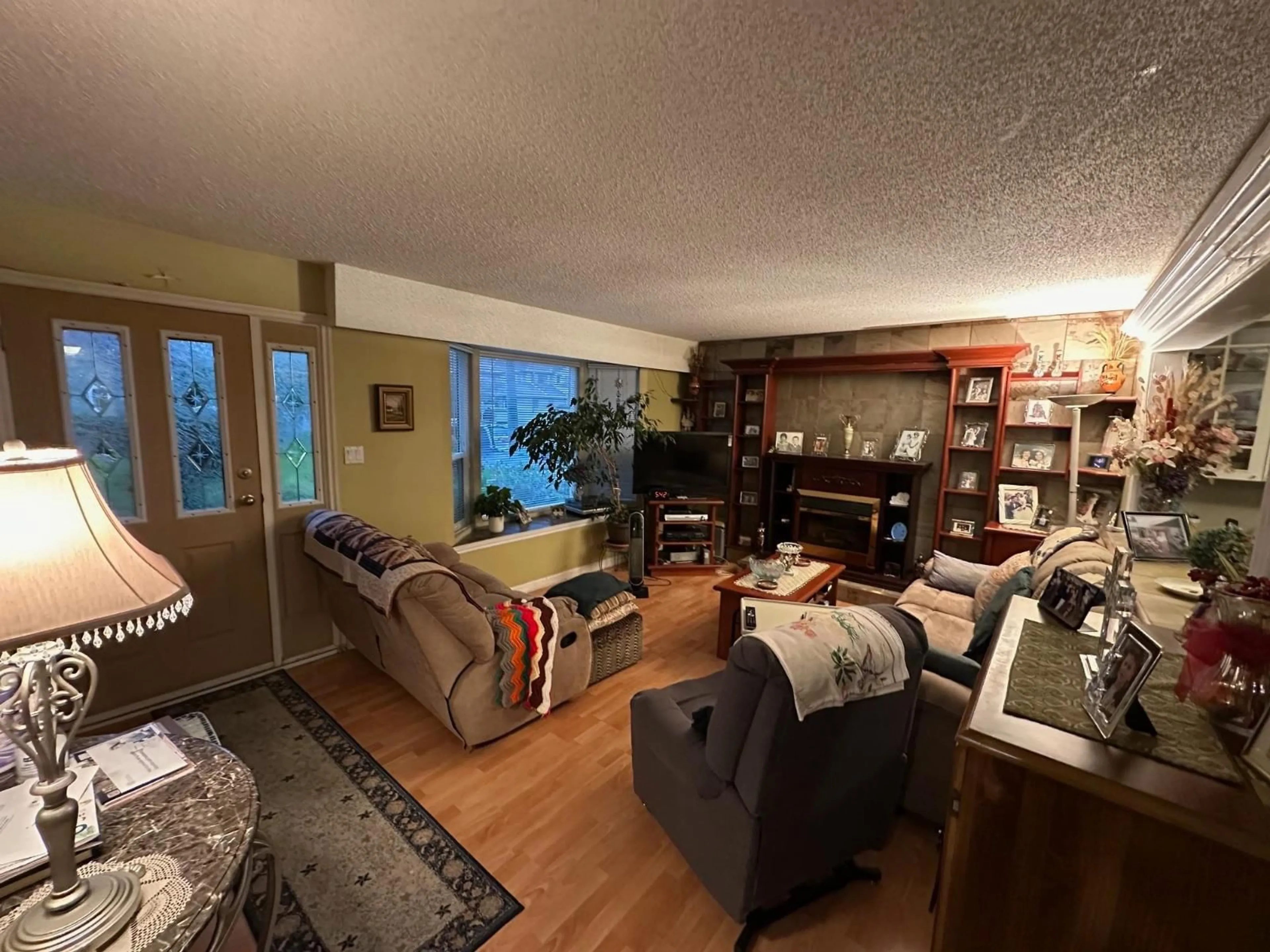 Living room with furniture, unknown for 15970 THRIFT, White Rock British Columbia V4B2N1