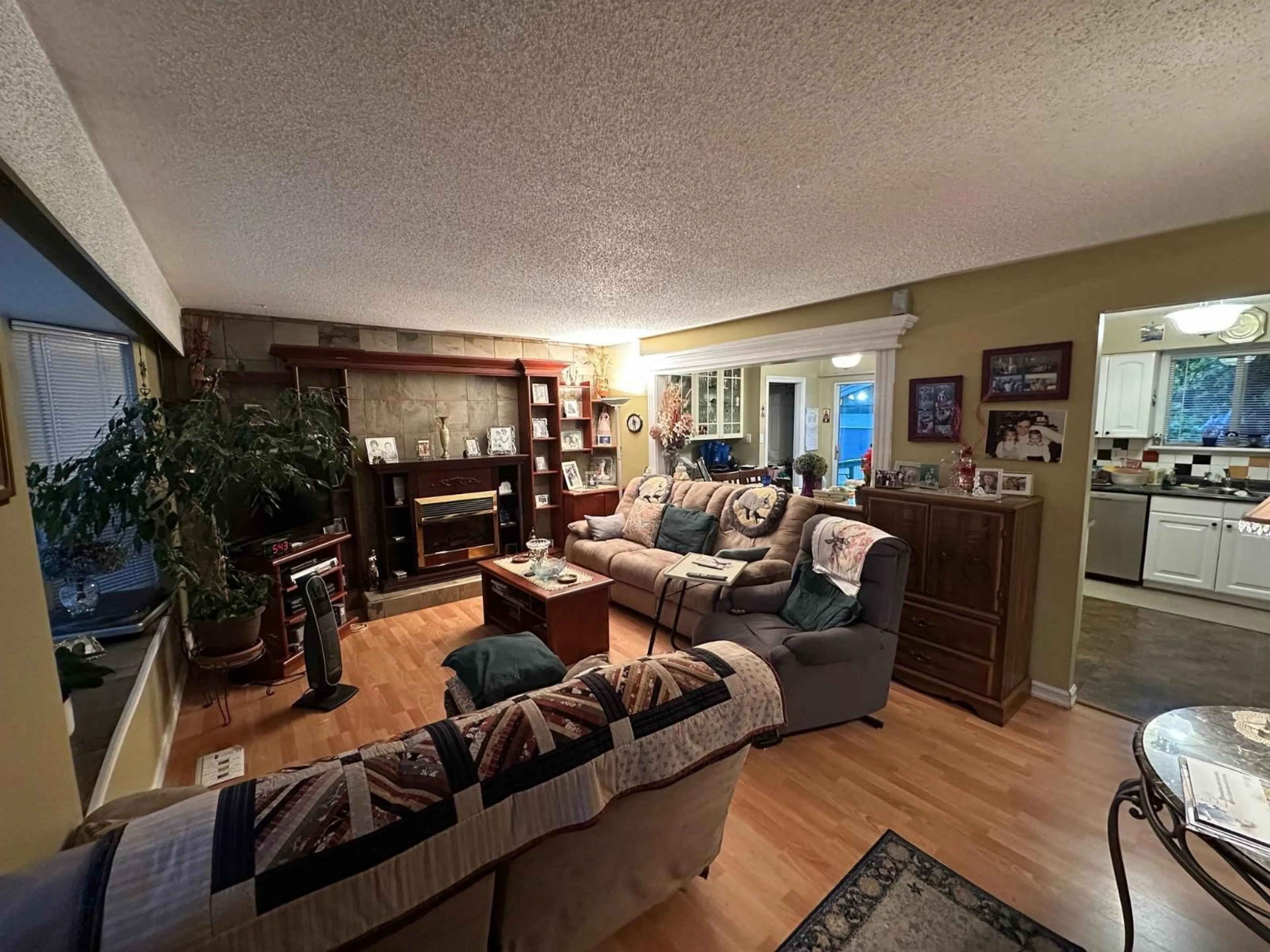 Living room with furniture, unknown for 15970 THRIFT, White Rock British Columbia V4B2N1