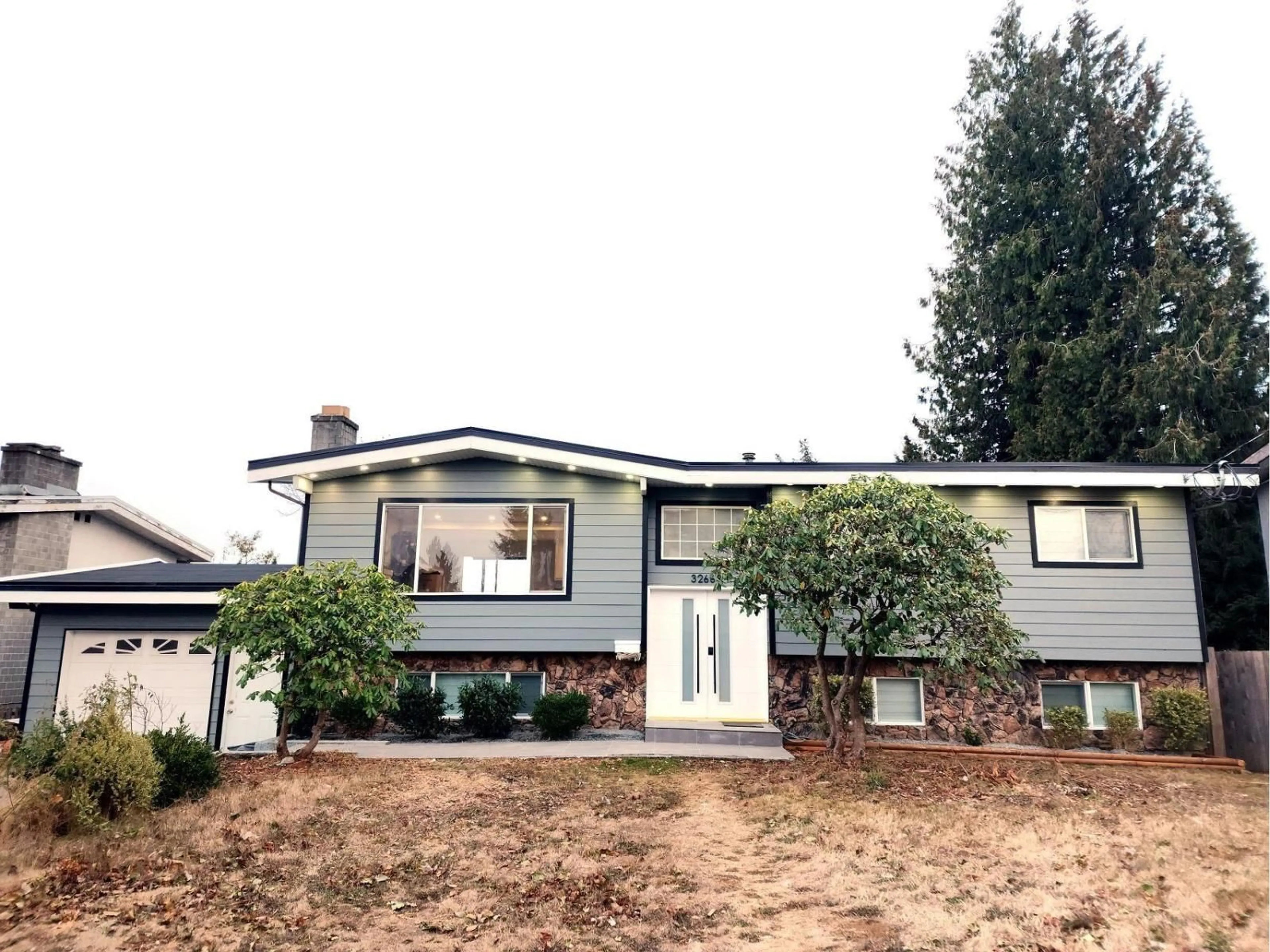 Home with vinyl exterior material, street for 32668 PANDORA, Abbotsford British Columbia V2T3X1