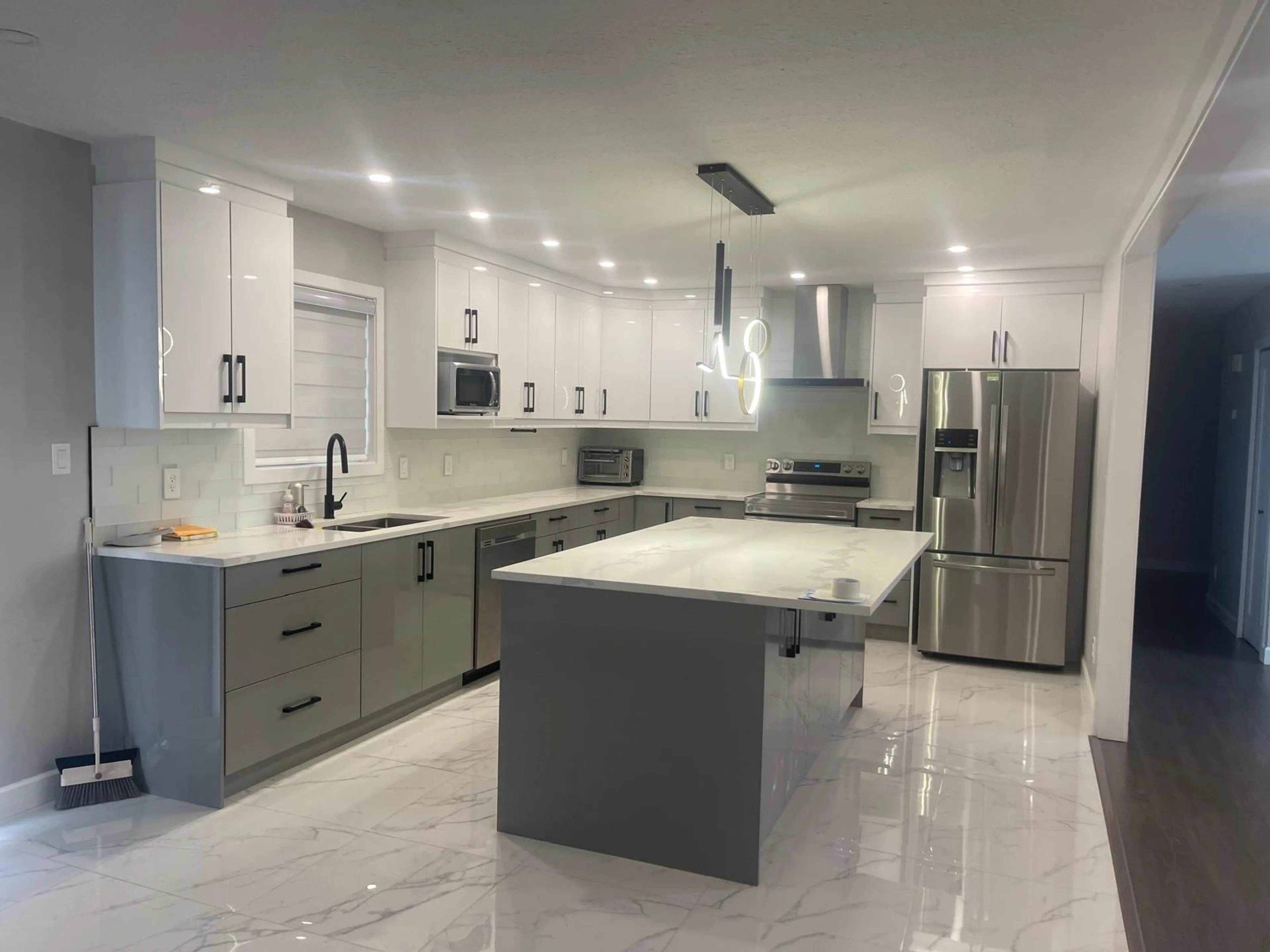 Contemporary kitchen, ceramic/tile floor for 32668 PANDORA, Abbotsford British Columbia V2T3X1