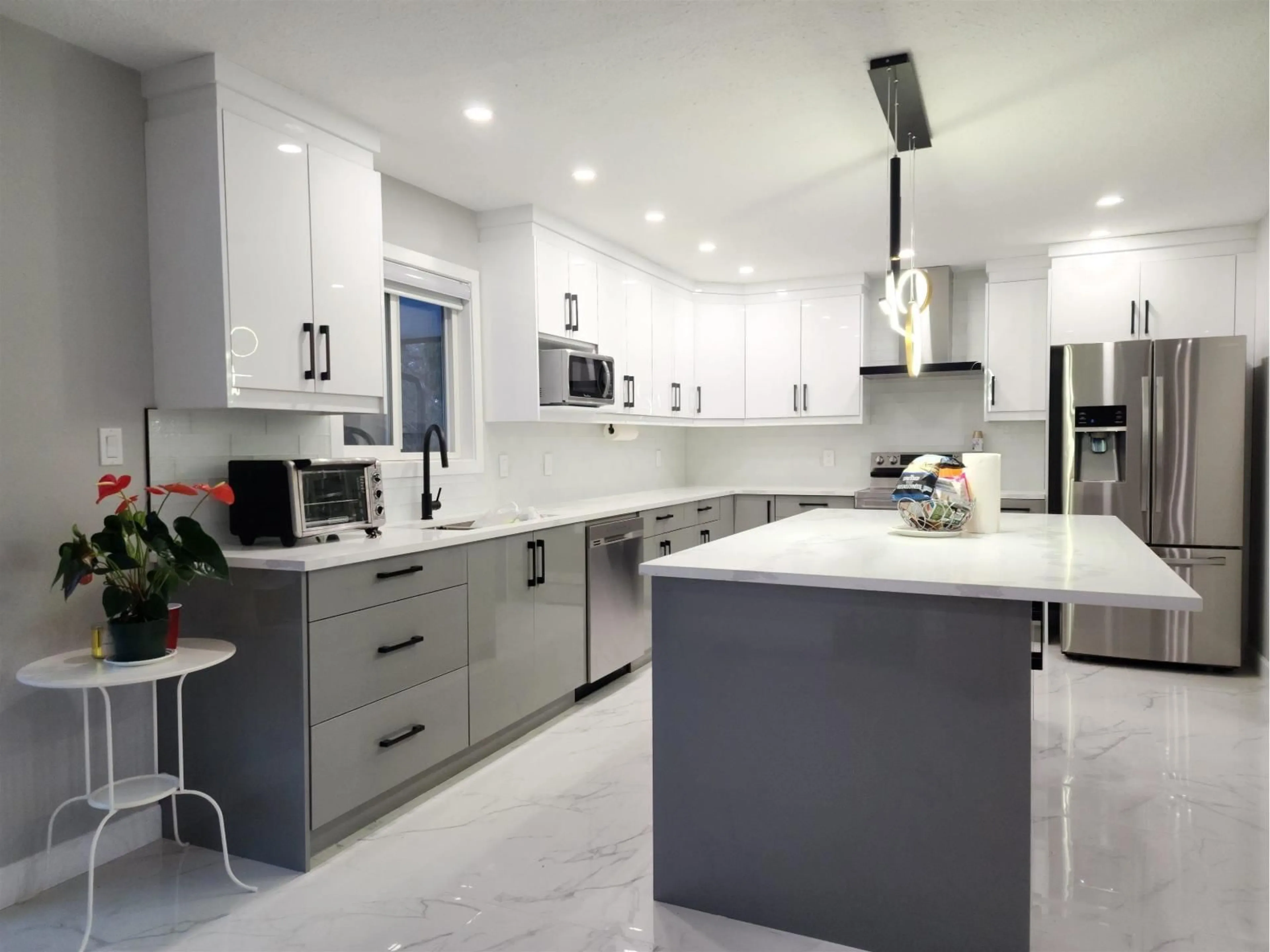 Contemporary kitchen, ceramic/tile floor for 32668 PANDORA, Abbotsford British Columbia V2T3X1