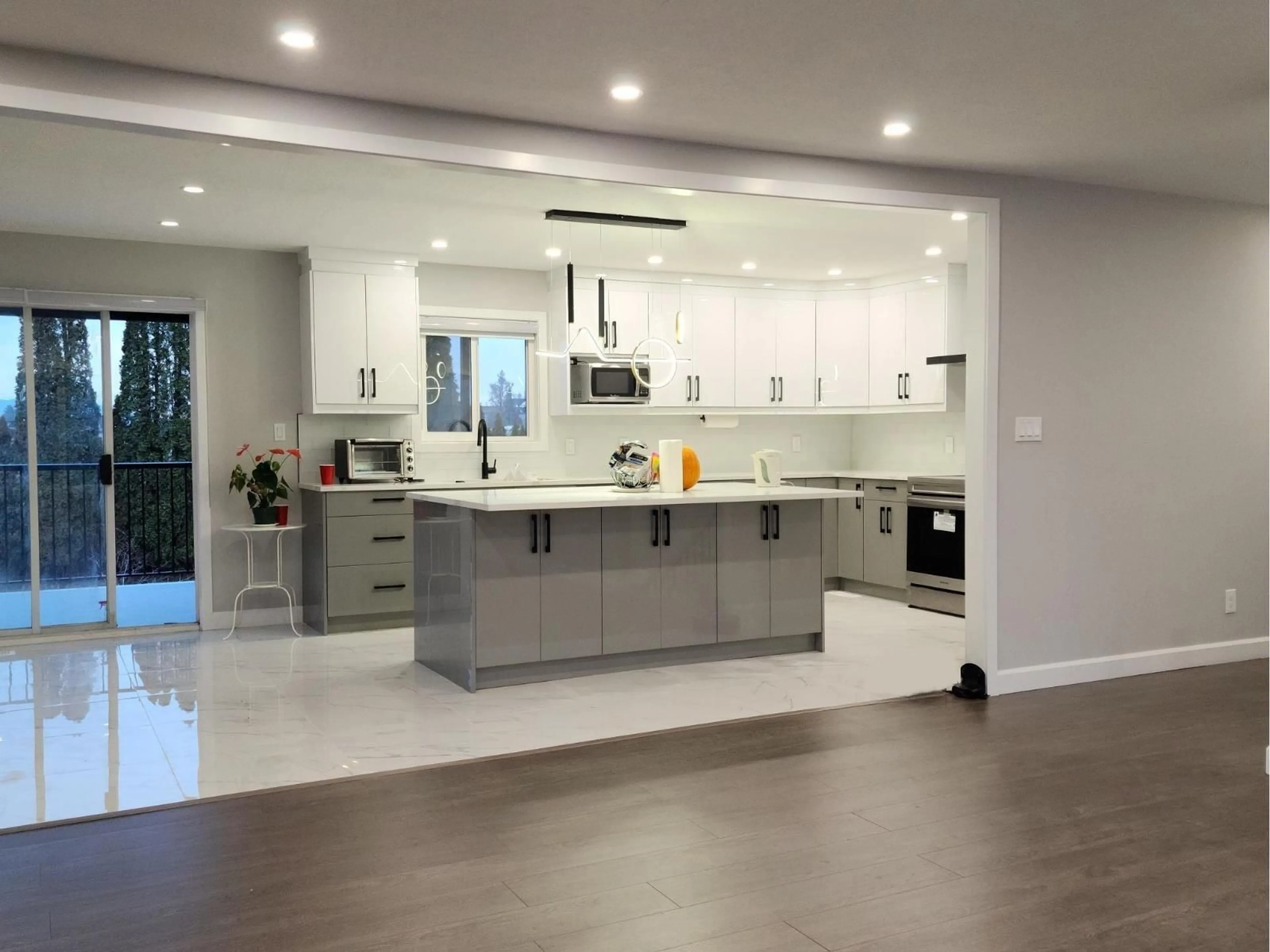 Open concept kitchen, ceramic/tile floor for 32668 PANDORA, Abbotsford British Columbia V2T3X1