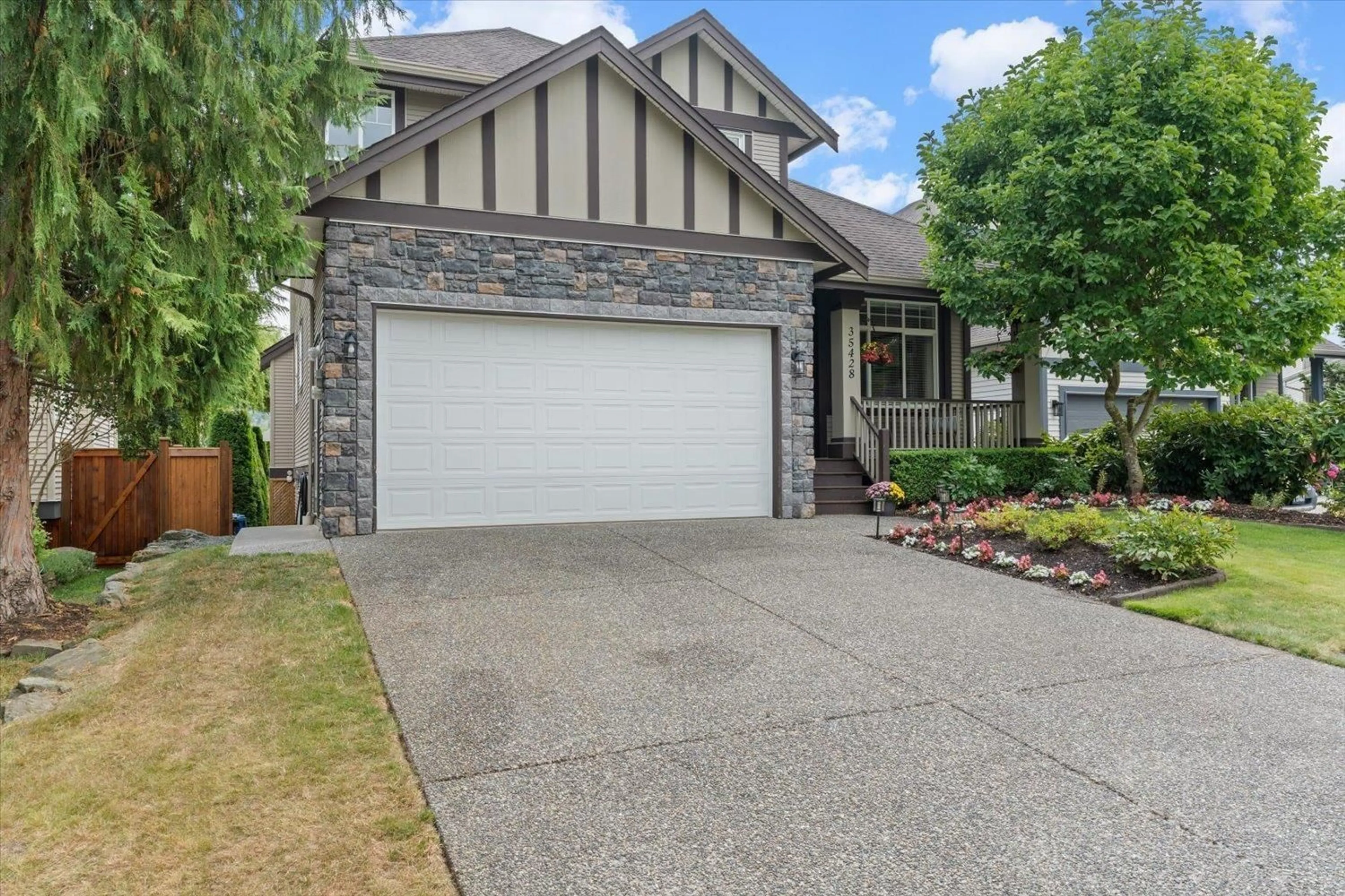 Home with vinyl exterior material, street for 35428 NAKISKA, Abbotsford British Columbia V3G1J6