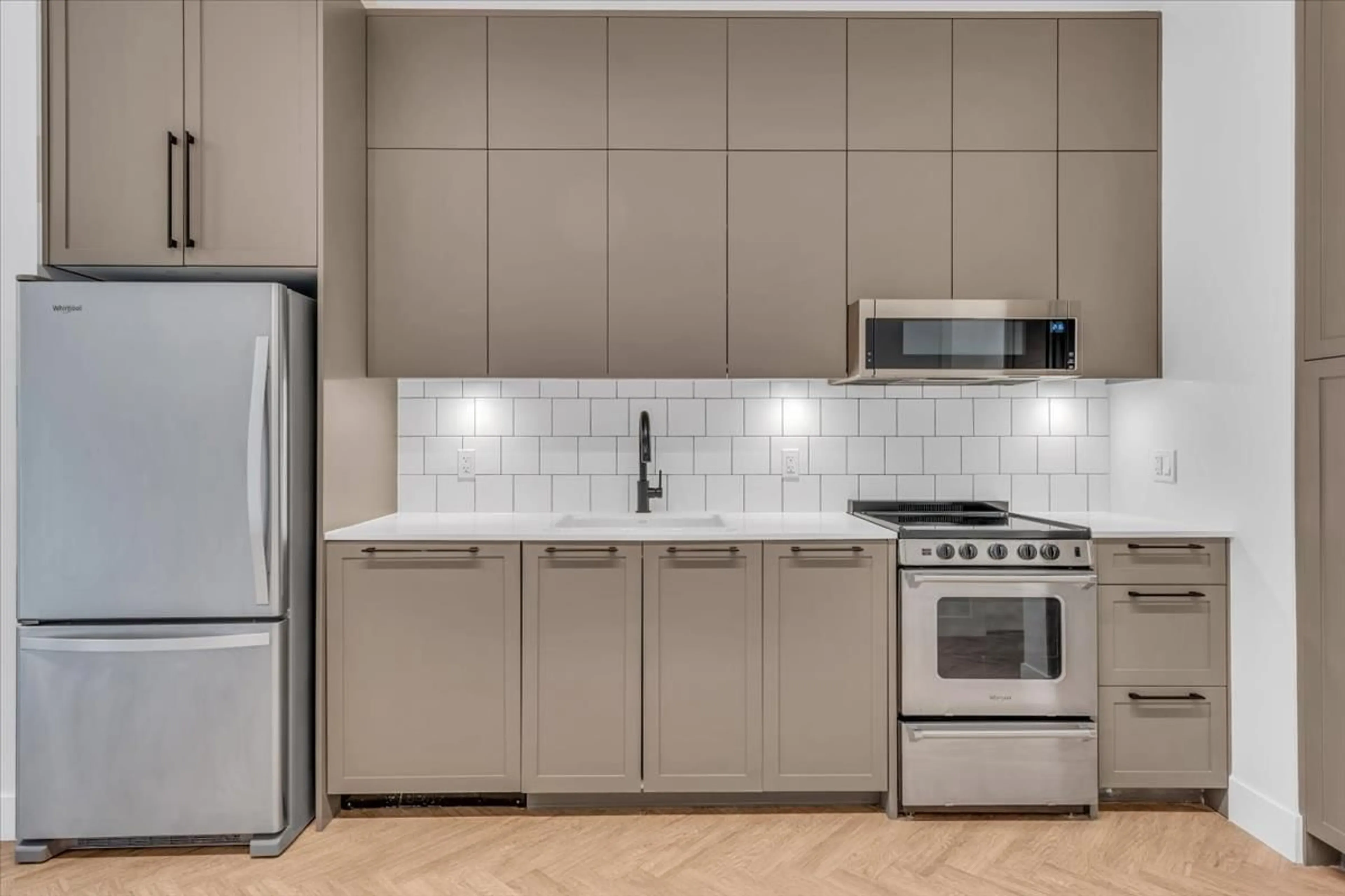 Standard kitchen, unknown for 112 - 13929 105, Surrey British Columbia V3T0R5