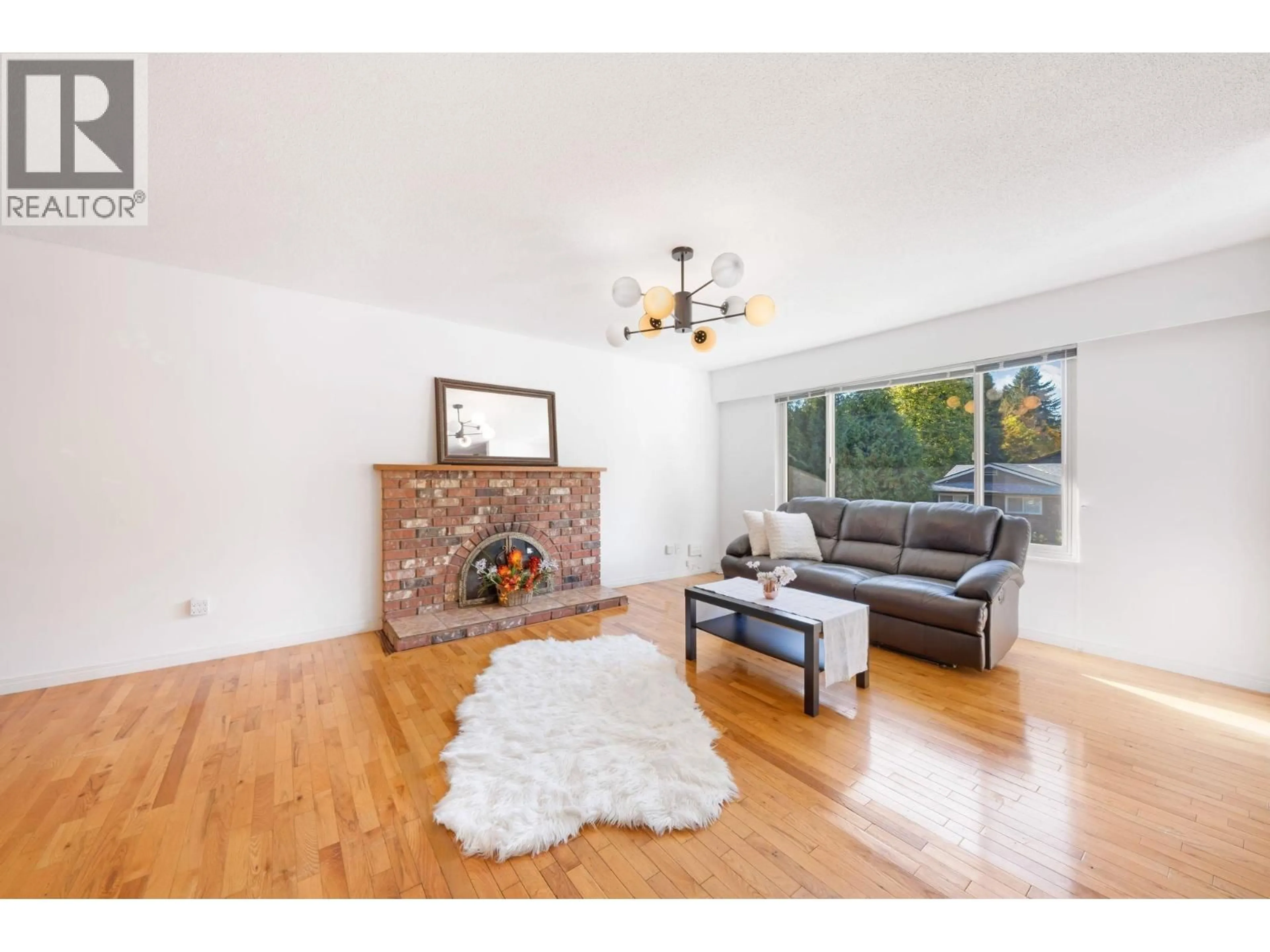 Living room with furniture, wood/laminate floor for 3870 RICHMOND STREET, Port Coquitlam British Columbia V3B3E8