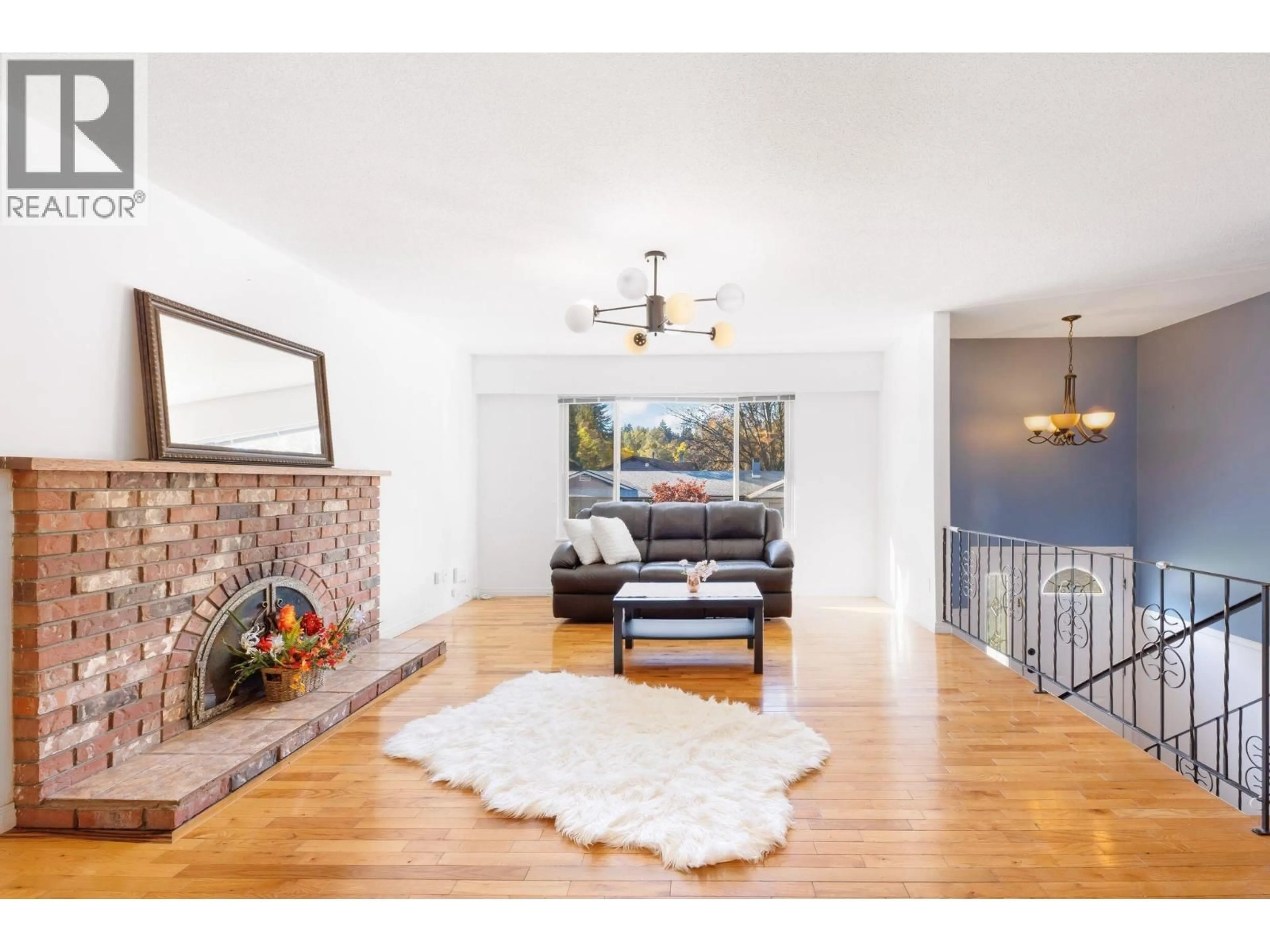Living room with furniture, unknown for 3870 RICHMOND STREET, Port Coquitlam British Columbia V3B3E8