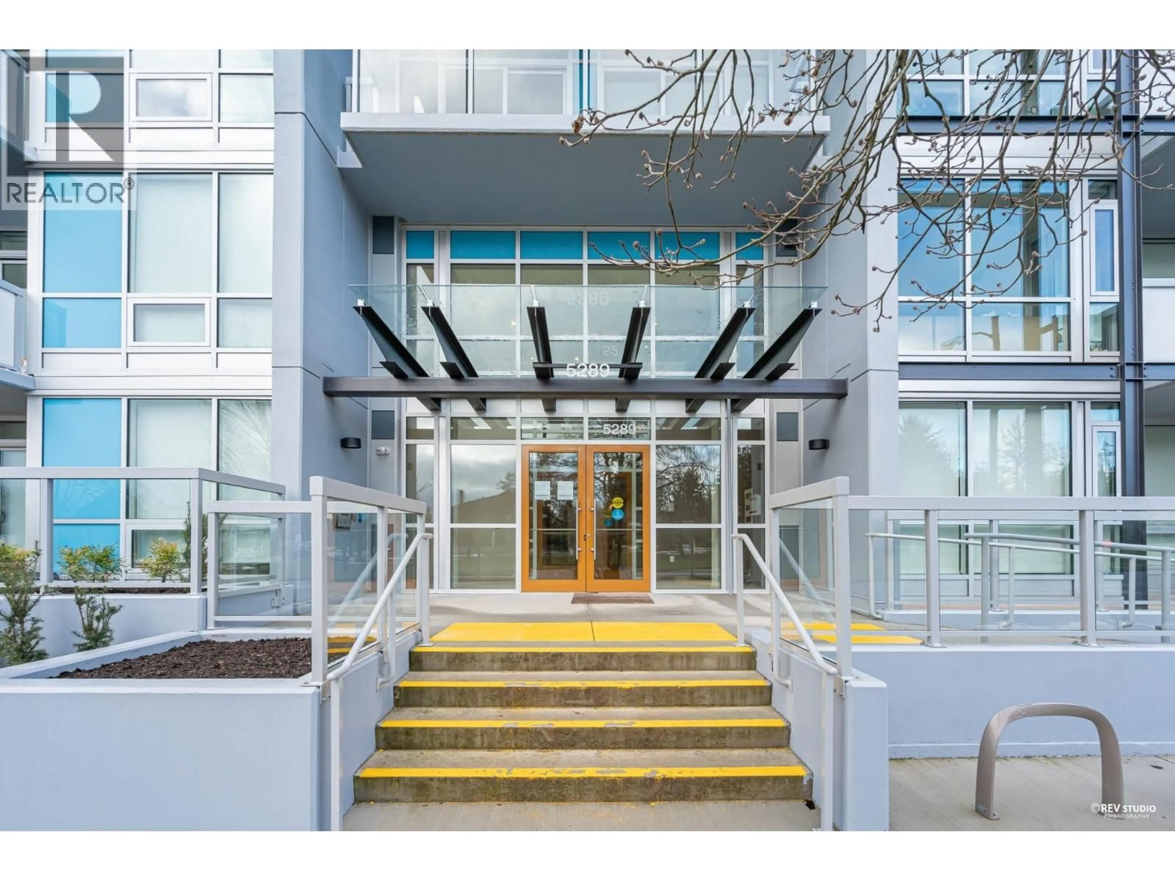 Indoor foyer for 206 - 5289 CAMBIE STREET, Vancouver British Columbia V5Z2Z6