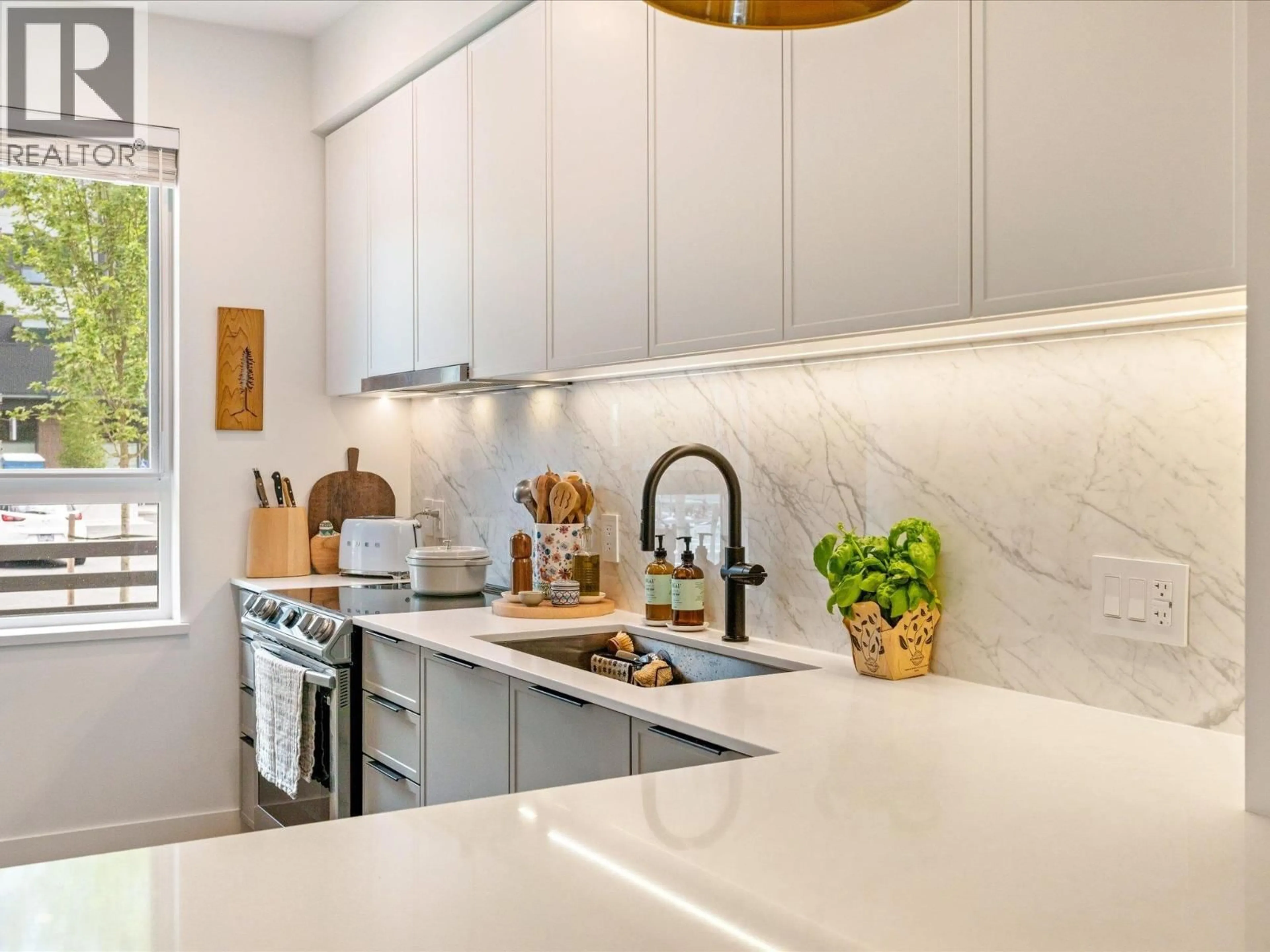 Contemporary kitchen, ceramic/tile floor for 1425 SHOAL WAY, Squamish British Columbia V8B1E6
