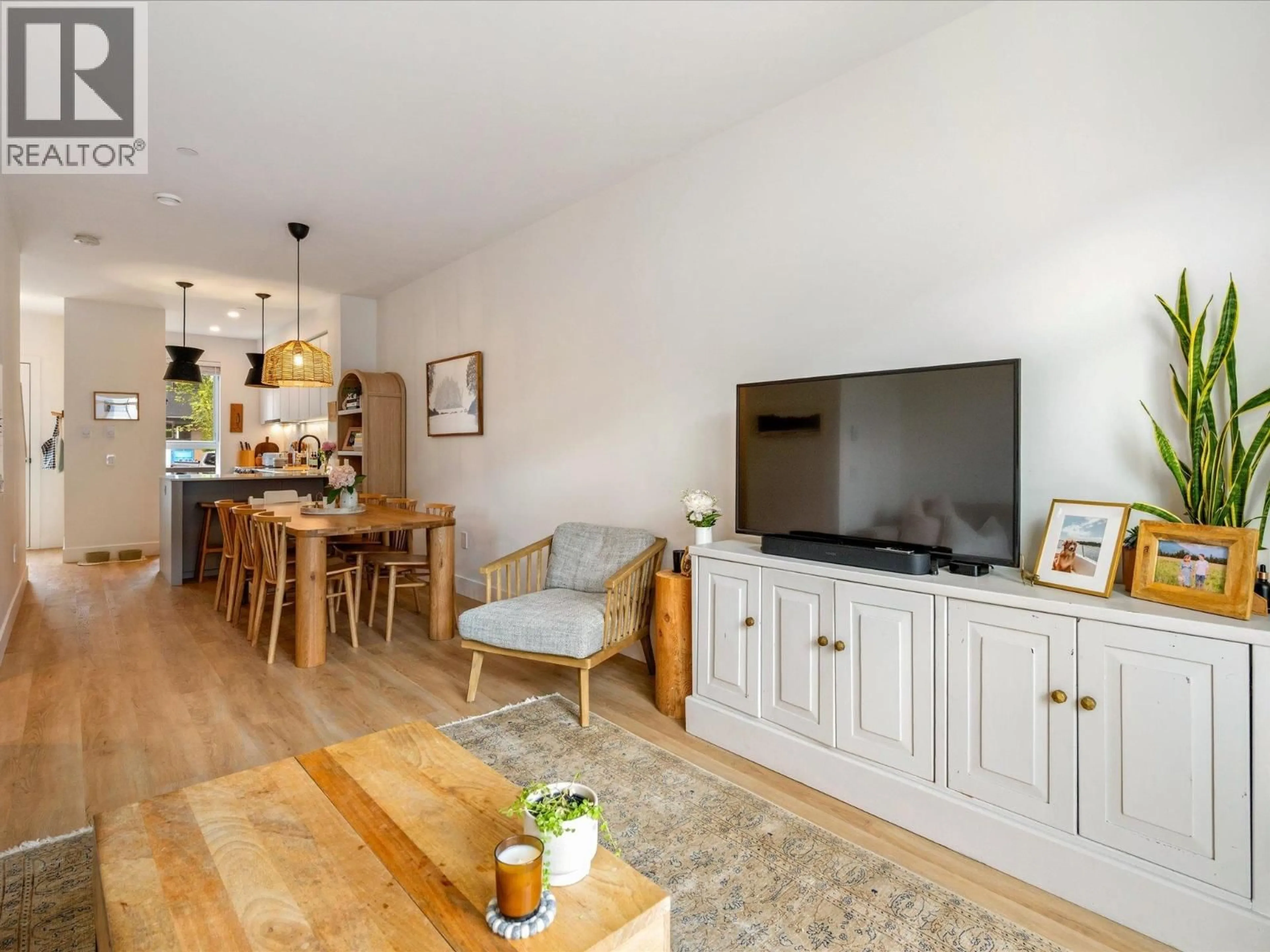 Living room with furniture, wood/laminate floor for 1425 SHOAL WAY, Squamish British Columbia V8B1E6