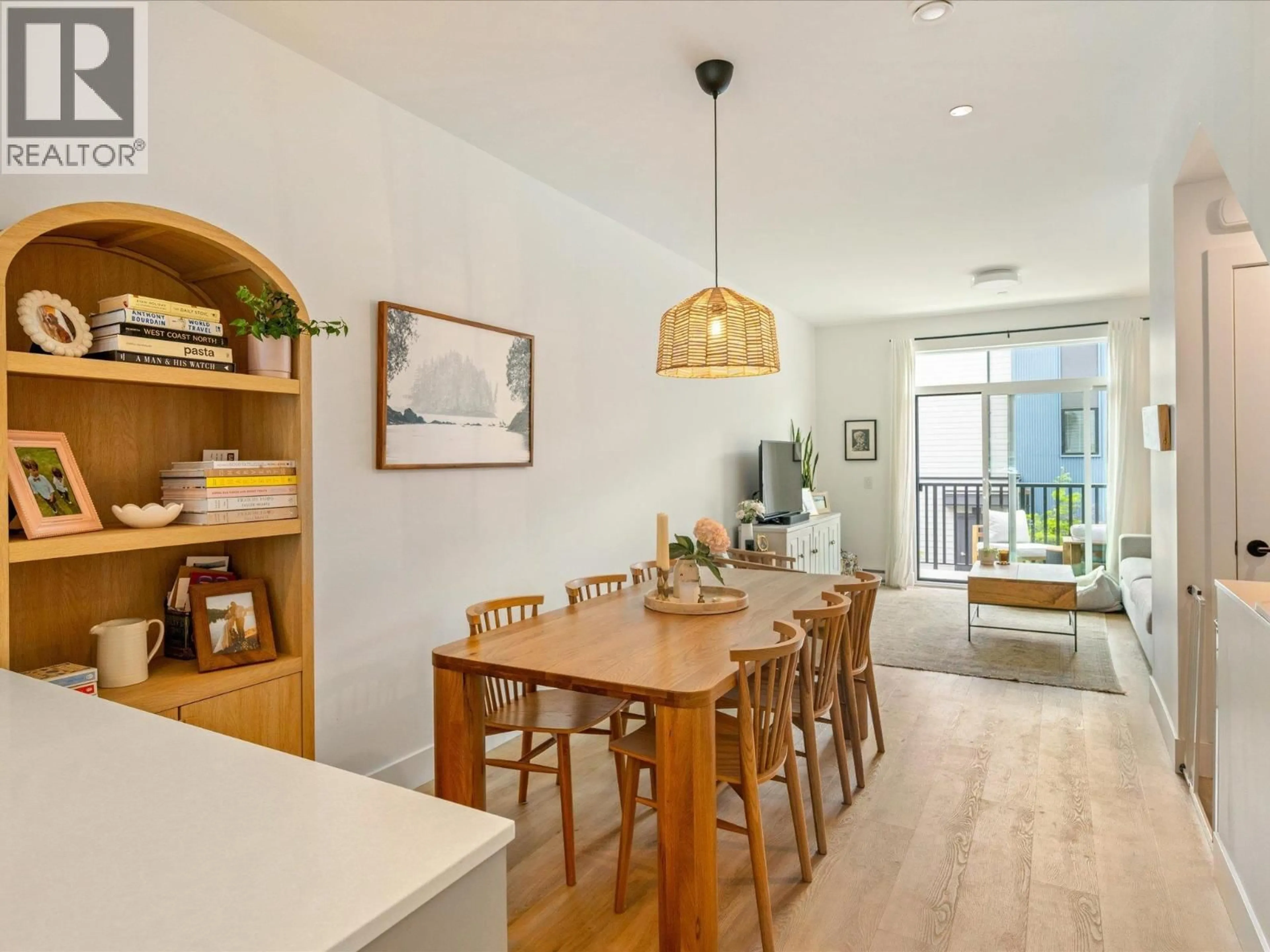 Dining room, wood/laminate floor for 1425 SHOAL WAY, Squamish British Columbia V8B1E6