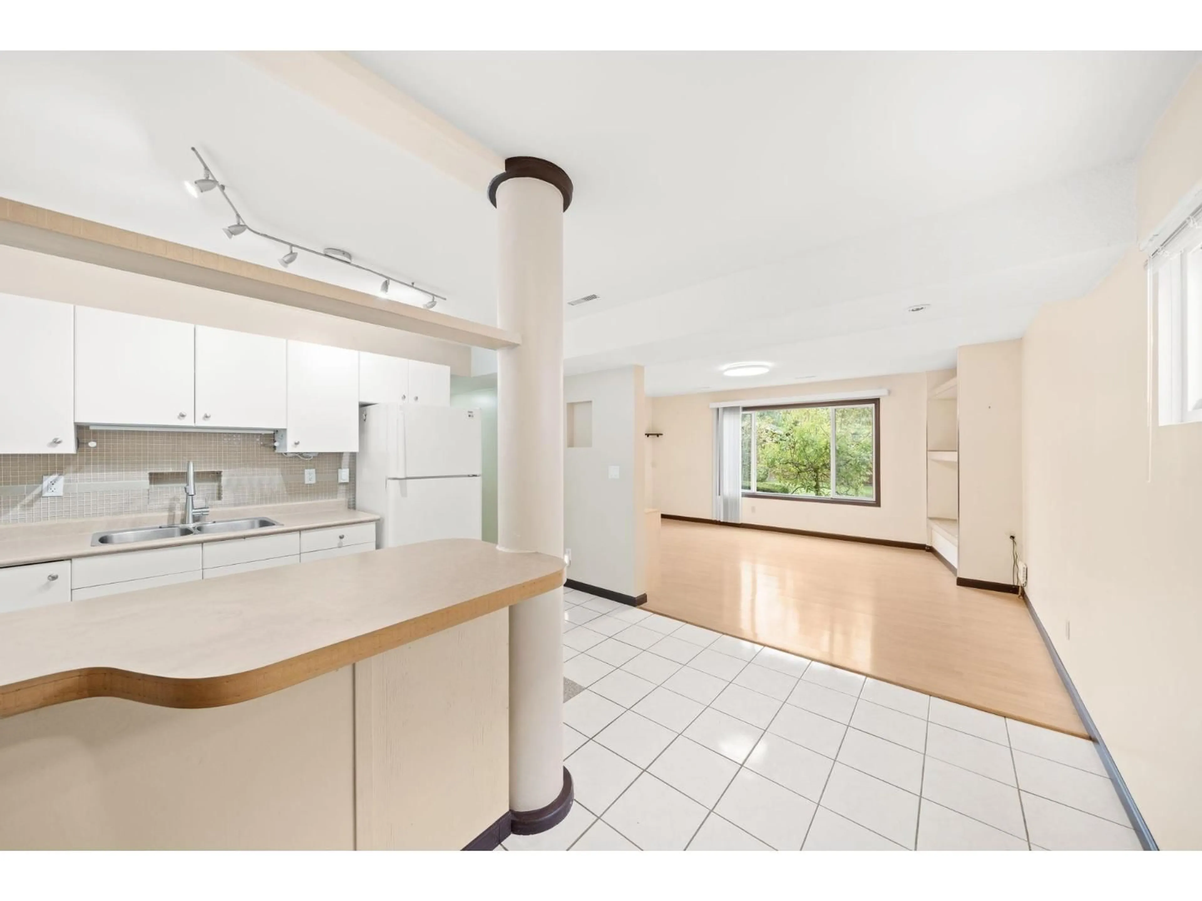 Standard kitchen, unknown for 12851 104, Surrey British Columbia V3T1T3
