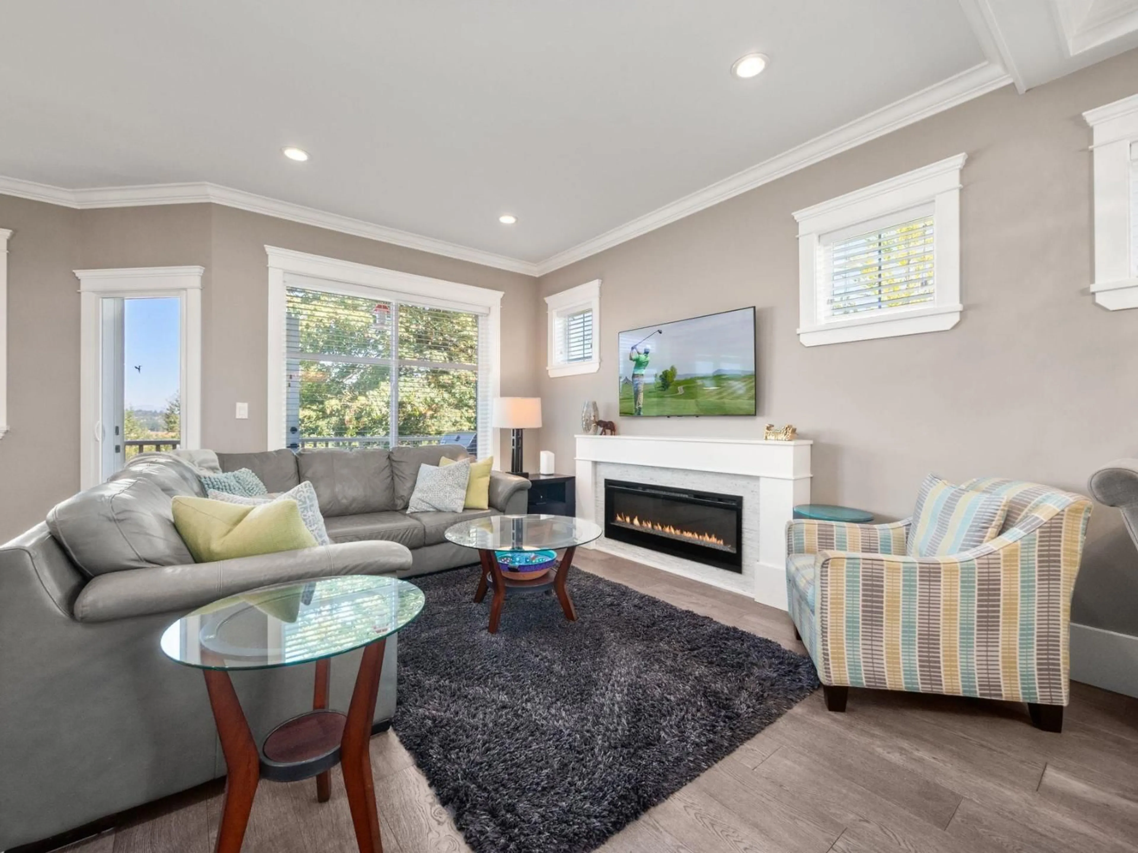 Living room with furniture, wood/laminate floor for 18 - 7177 179TH, Surrey British Columbia V3S8C5