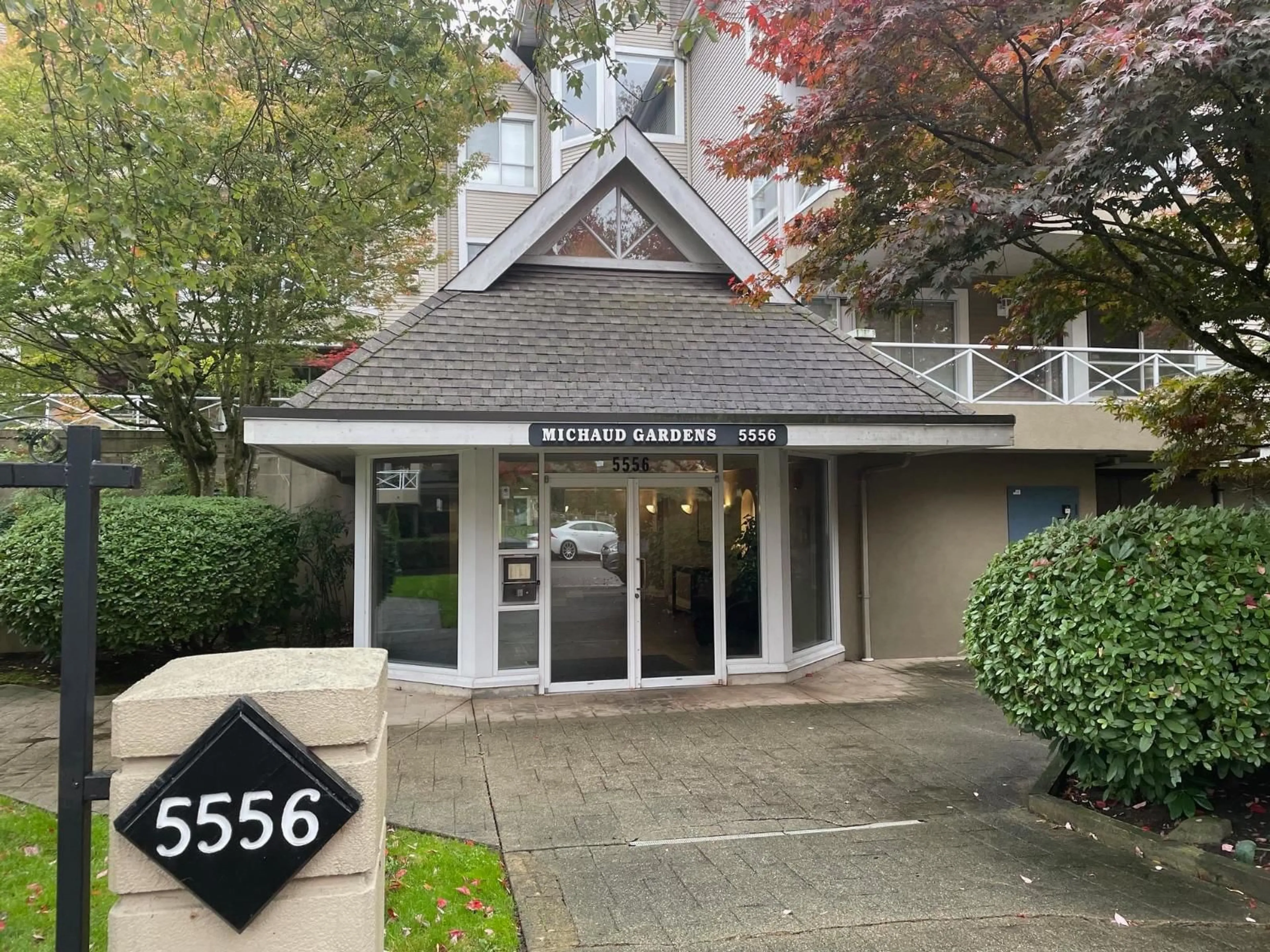 Indoor foyer for 203 - 5556 201A, Langley British Columbia V3A8K5