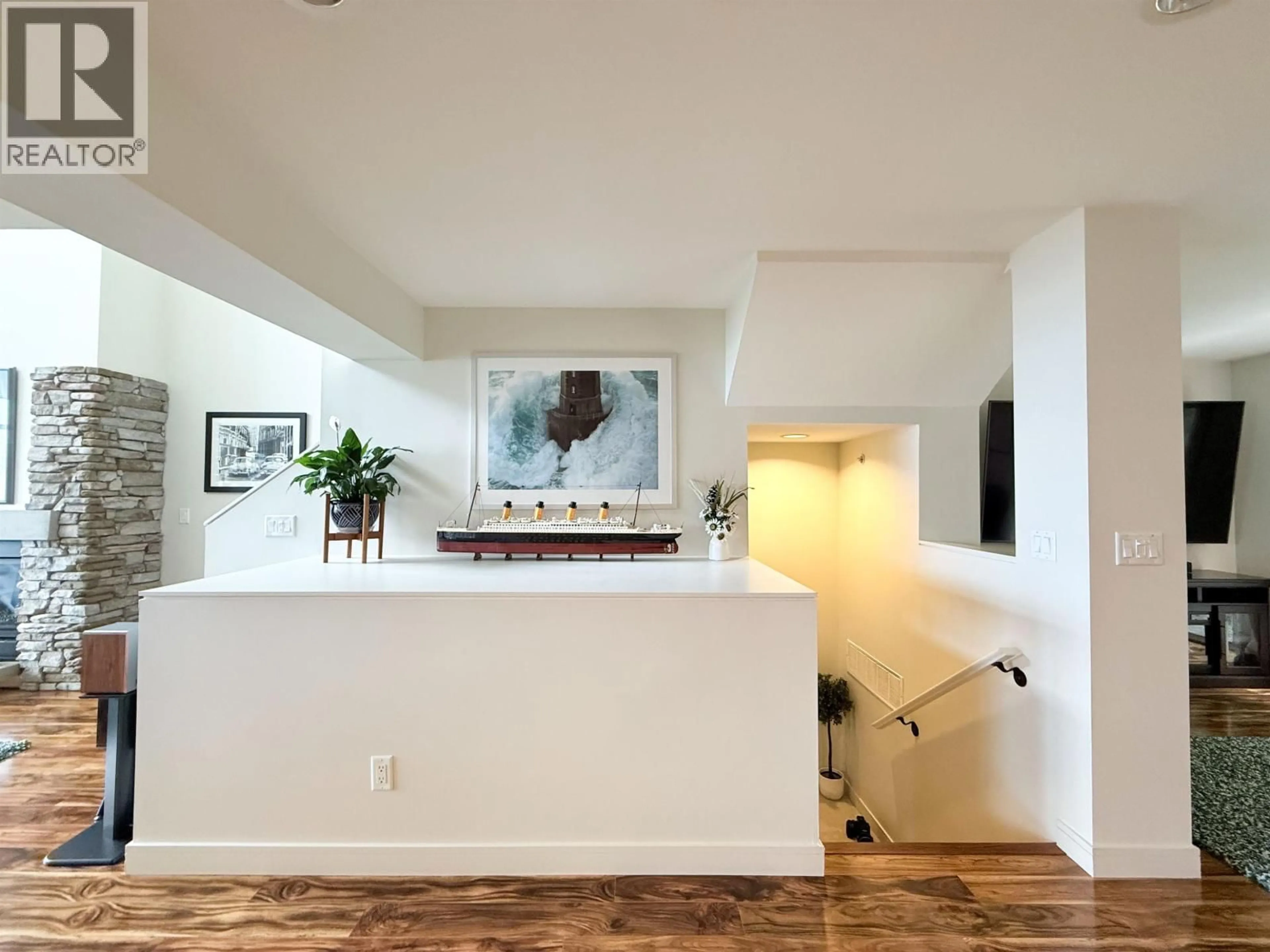 Indoor entryway for 8676 SEASCAPE DRIVE, West Vancouver British Columbia V7W3J7