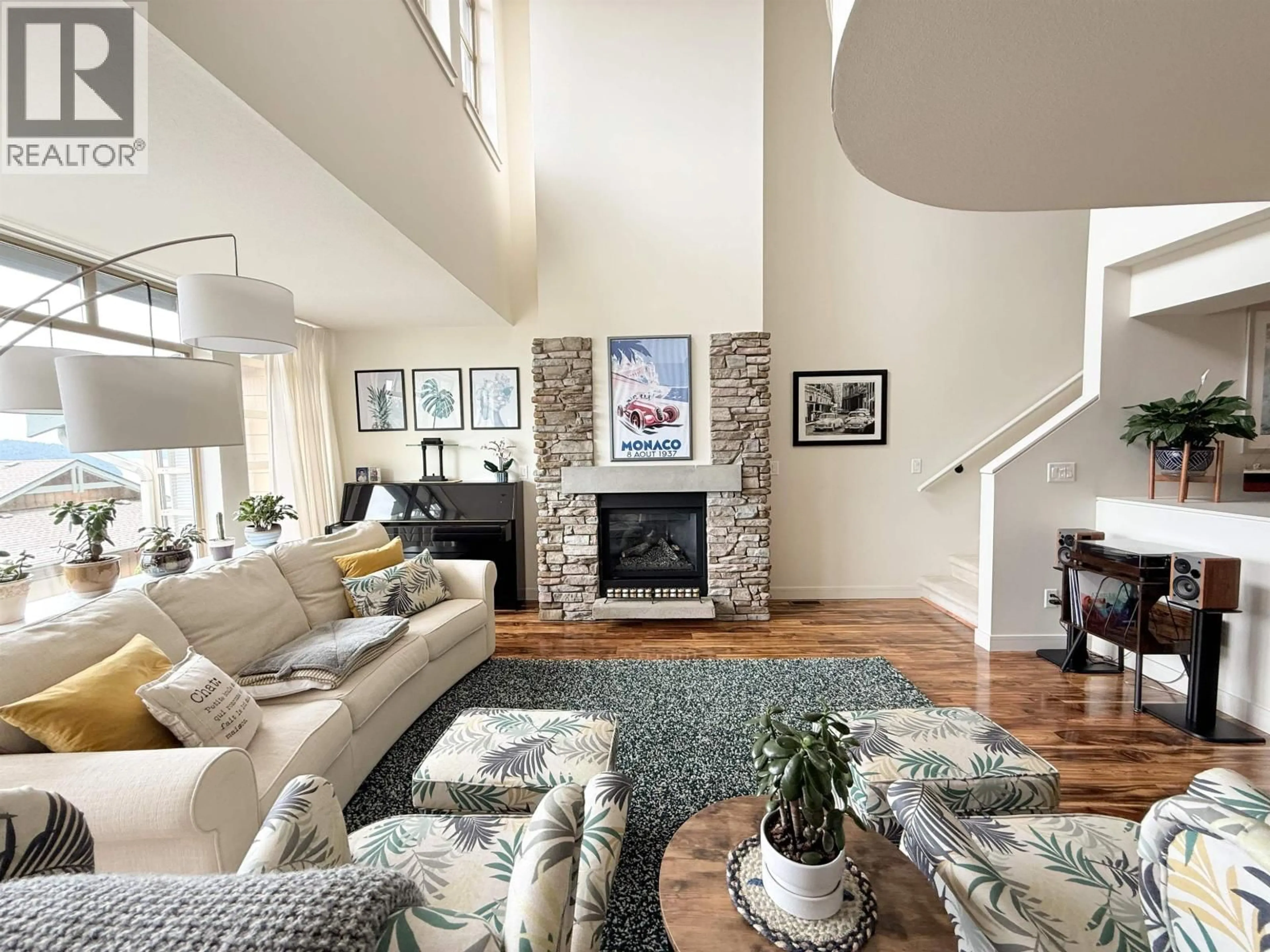 Living room with furniture, unknown for 8676 SEASCAPE DRIVE, West Vancouver British Columbia V7W3J7