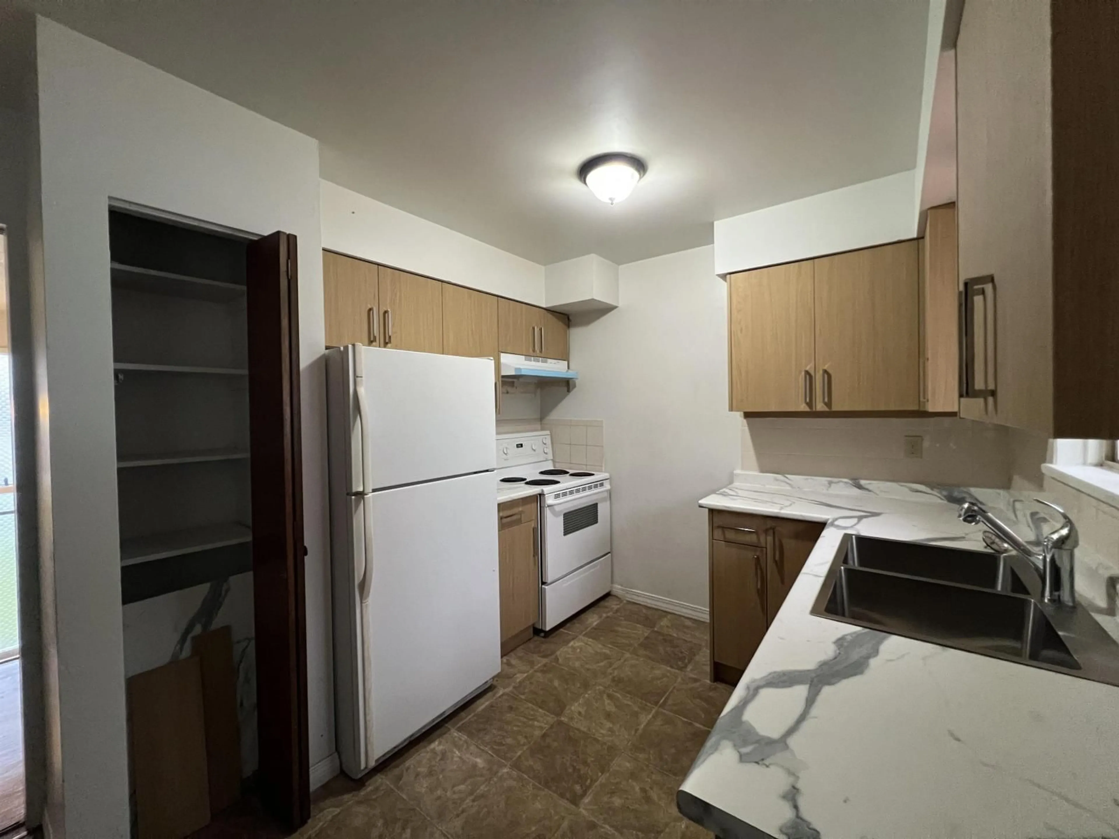 Standard kitchen, unknown for 10879 144A, Surrey British Columbia V3R3P9