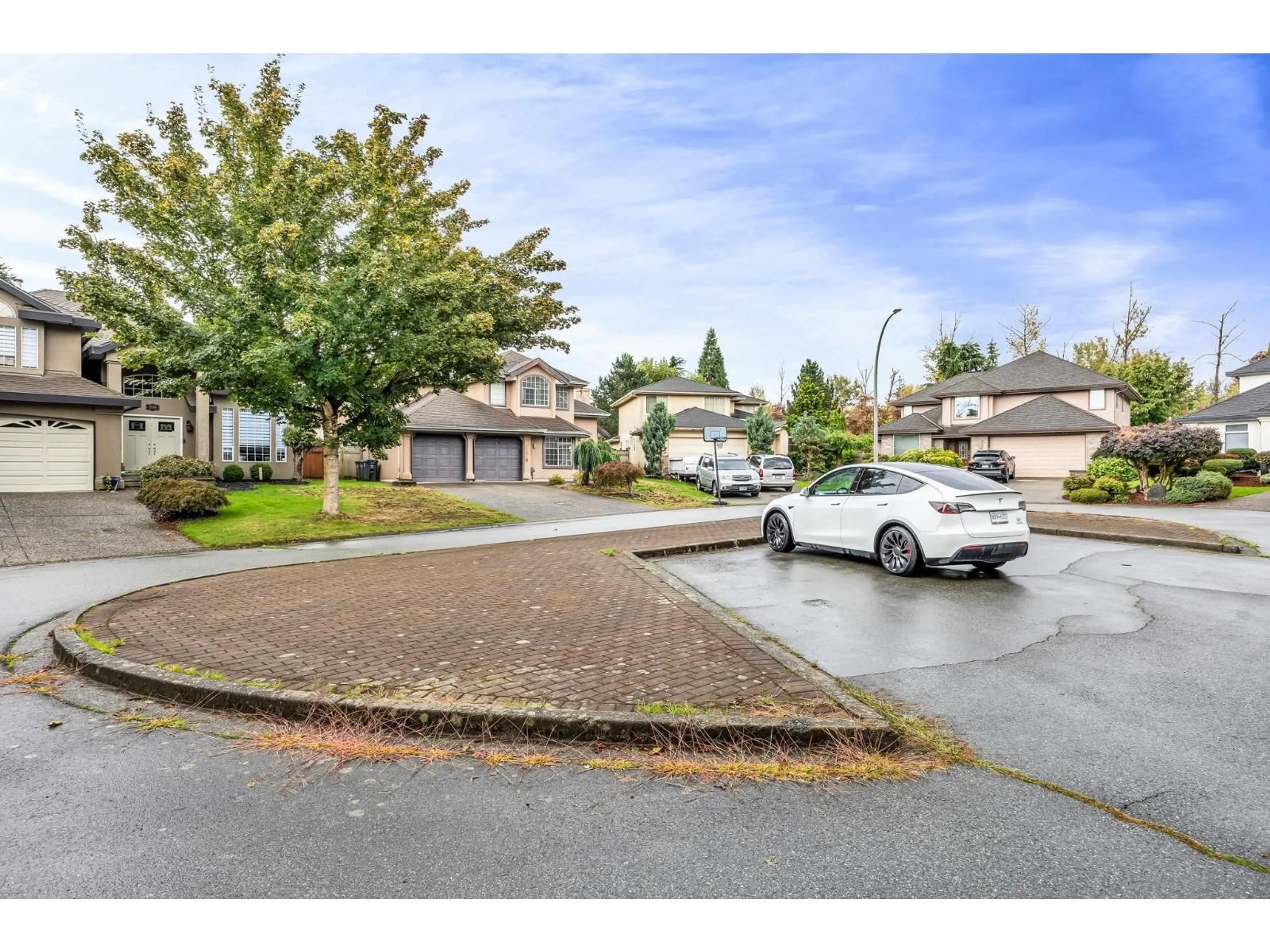 A pic from outside/outdoor area/front of a property/back of a property/a pic from drone, street for 10070 171A, Surrey British Columbia V4N3L3