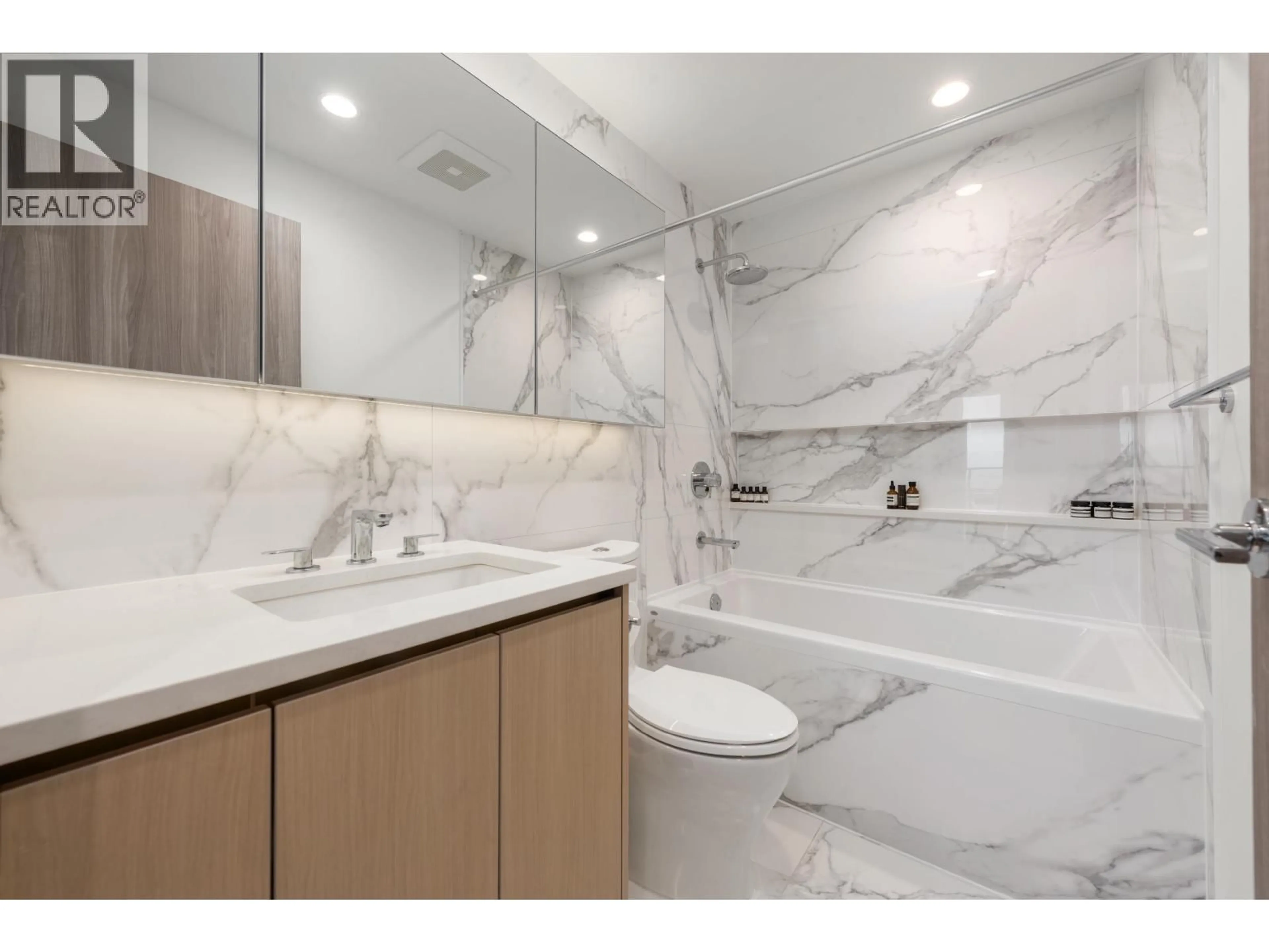 Standard bathroom, ceramic/tile floor for 3204 - 4890 LOUGHEED HIGHWAY, Burnaby British Columbia V5C0N2