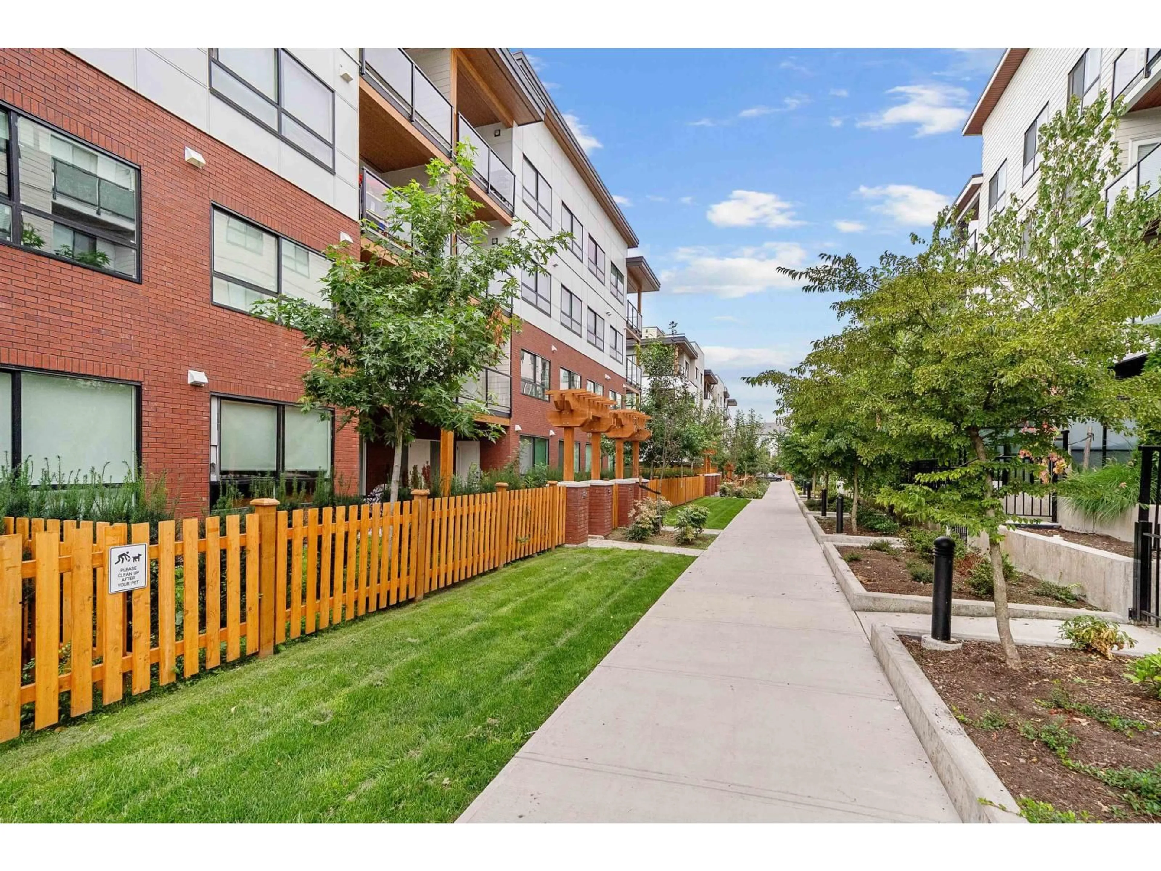 Patio, street for 405 - 20286 72B, Langley British Columbia V2Y1T9