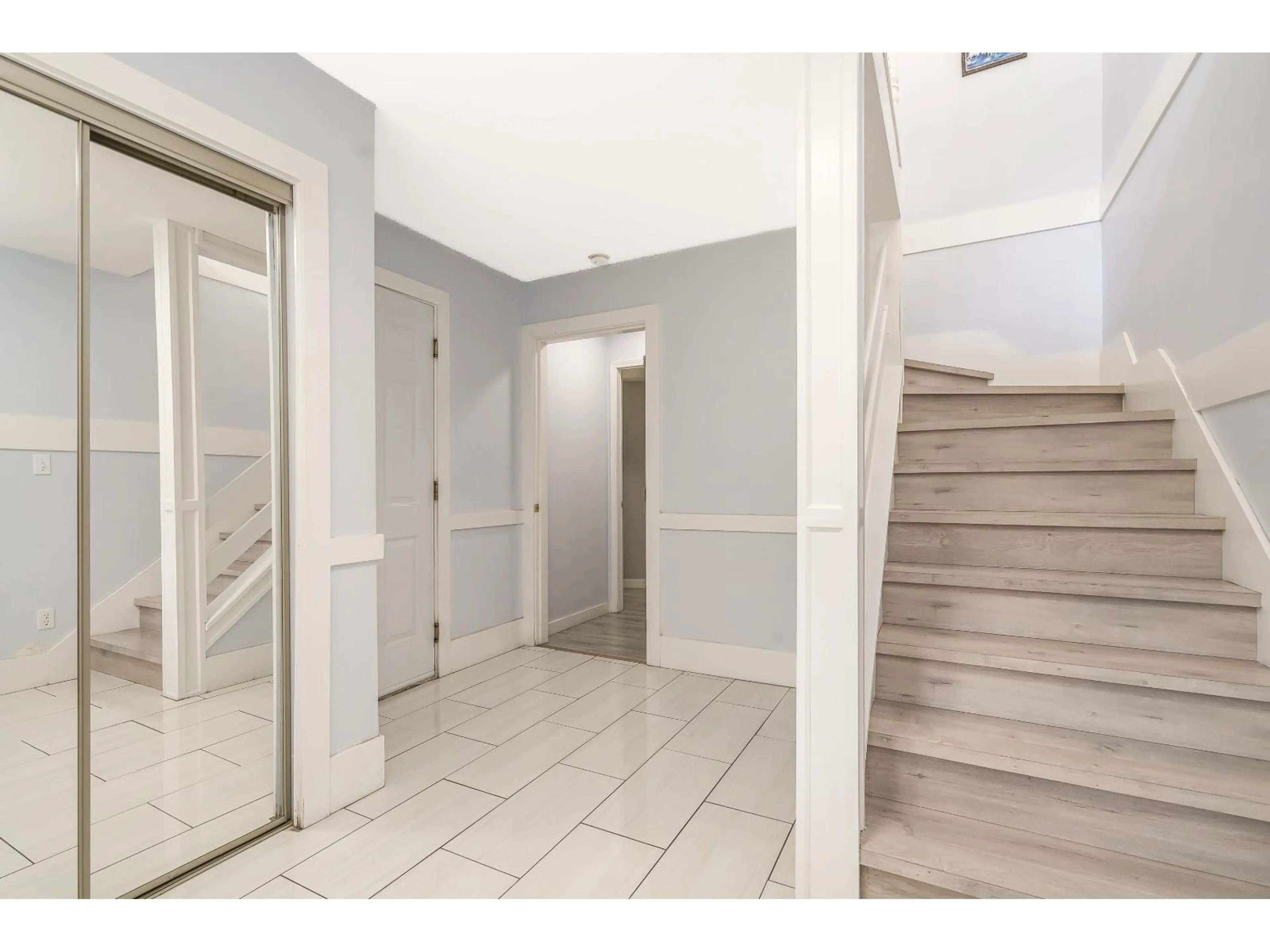 Indoor foyer for 30971 BROOKDALE, Abbotsford British Columbia V2T5S3