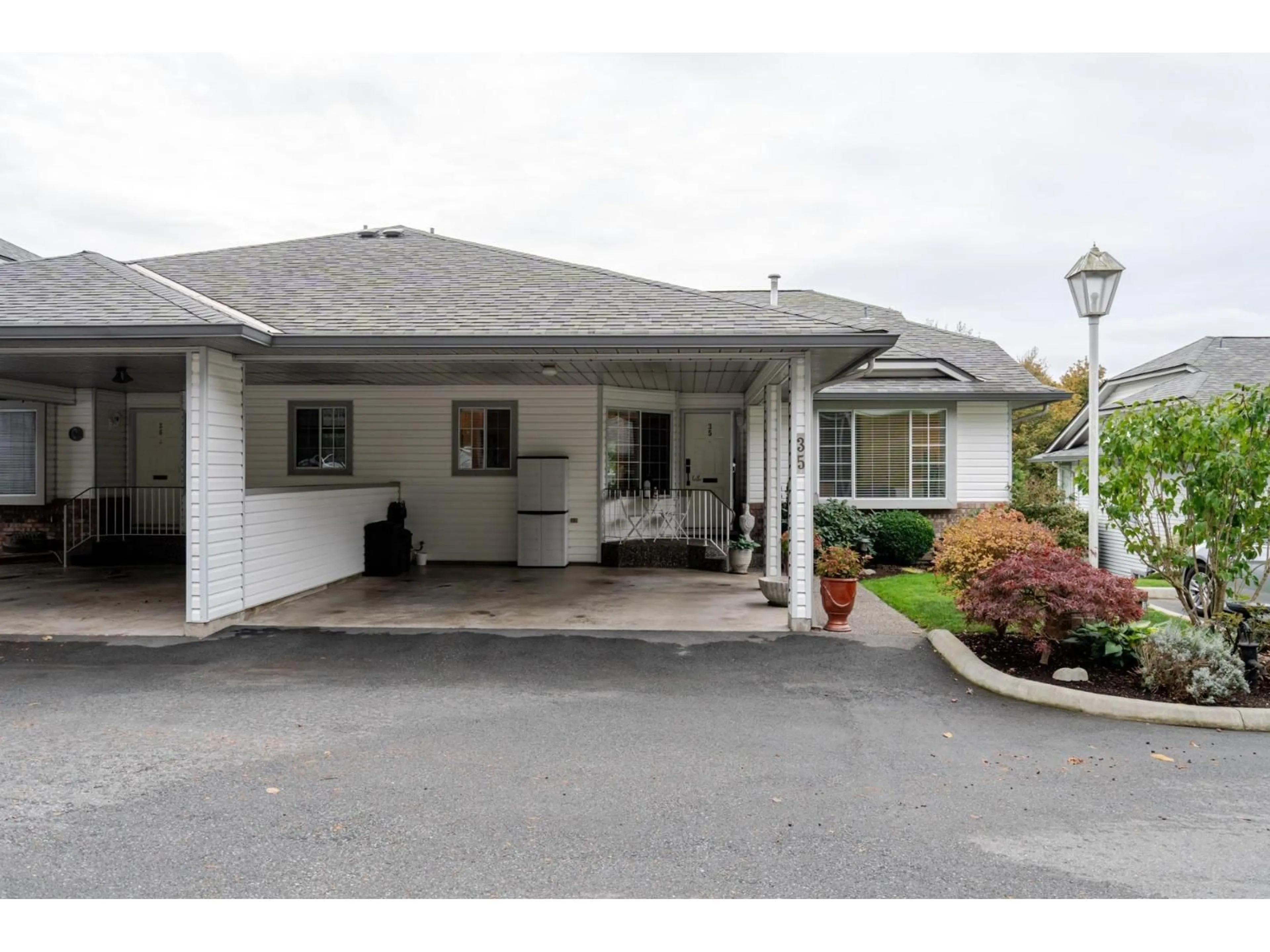Indoor foyer for 35 - 3351 HORN, Abbotsford British Columbia V2S7J9